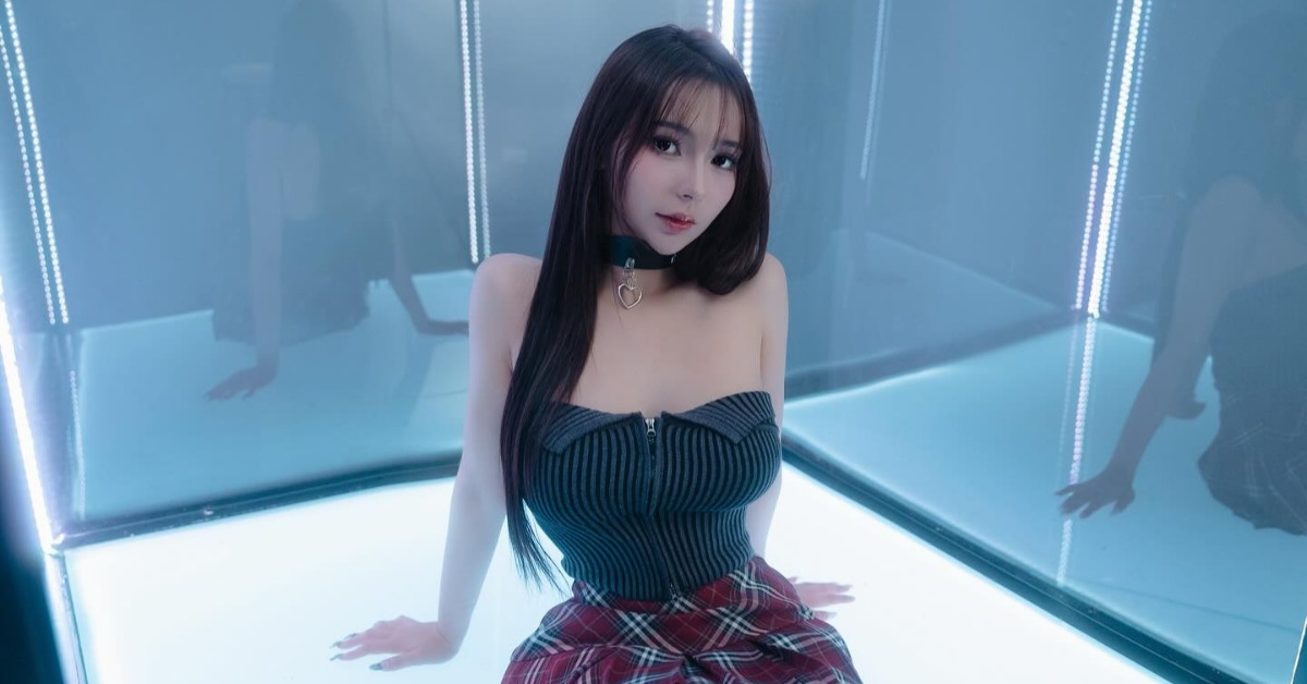台德混血女神舒舒和男友偷嘗禁果，最後兩人竟裸體跪在地上告解大哭。（圖／翻攝自IG@xck713）