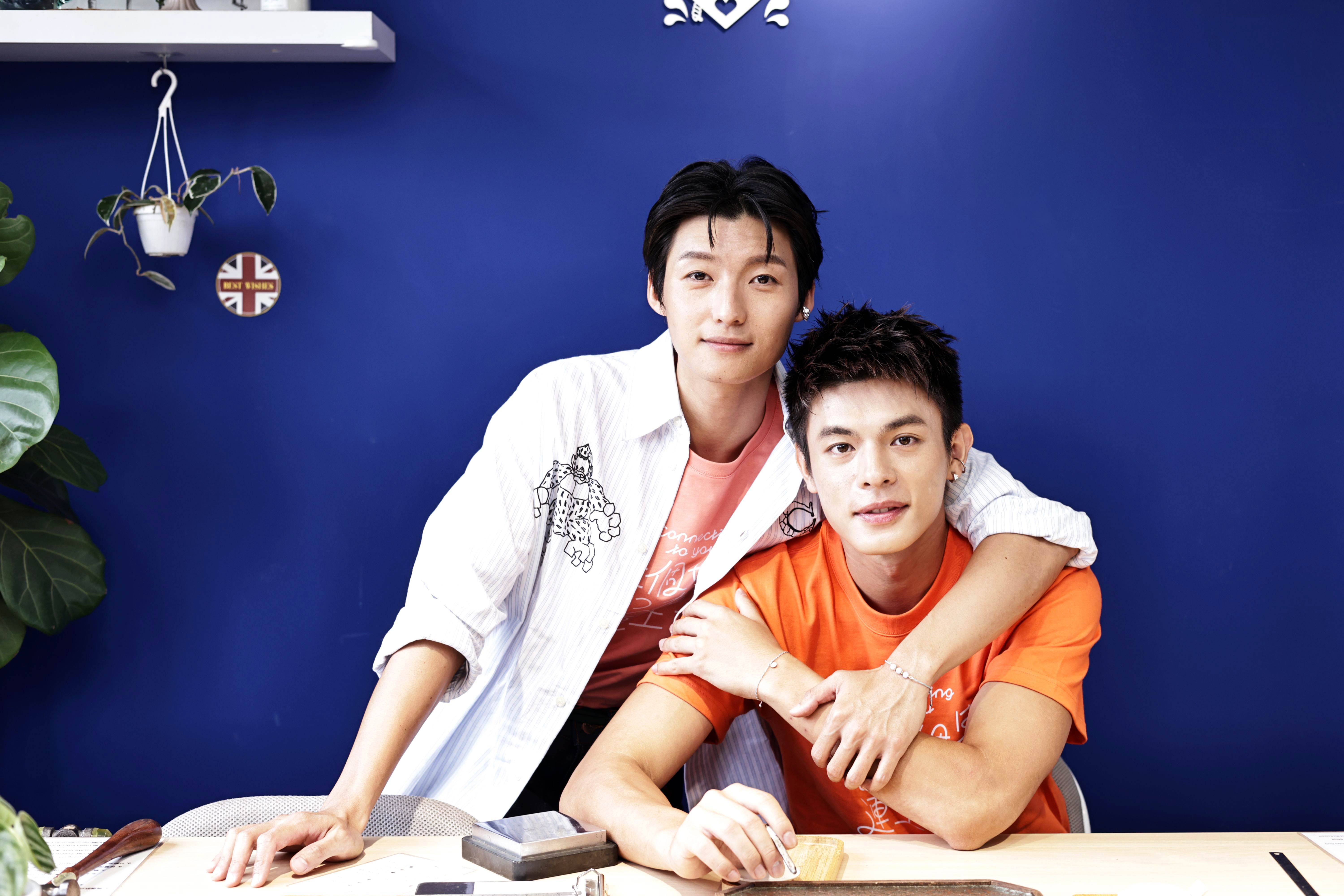 劉育仁（左）、邱以太前往「IDYllic Love 艾迪」親手製作手鍊送對方。（圖／東森娛樂）