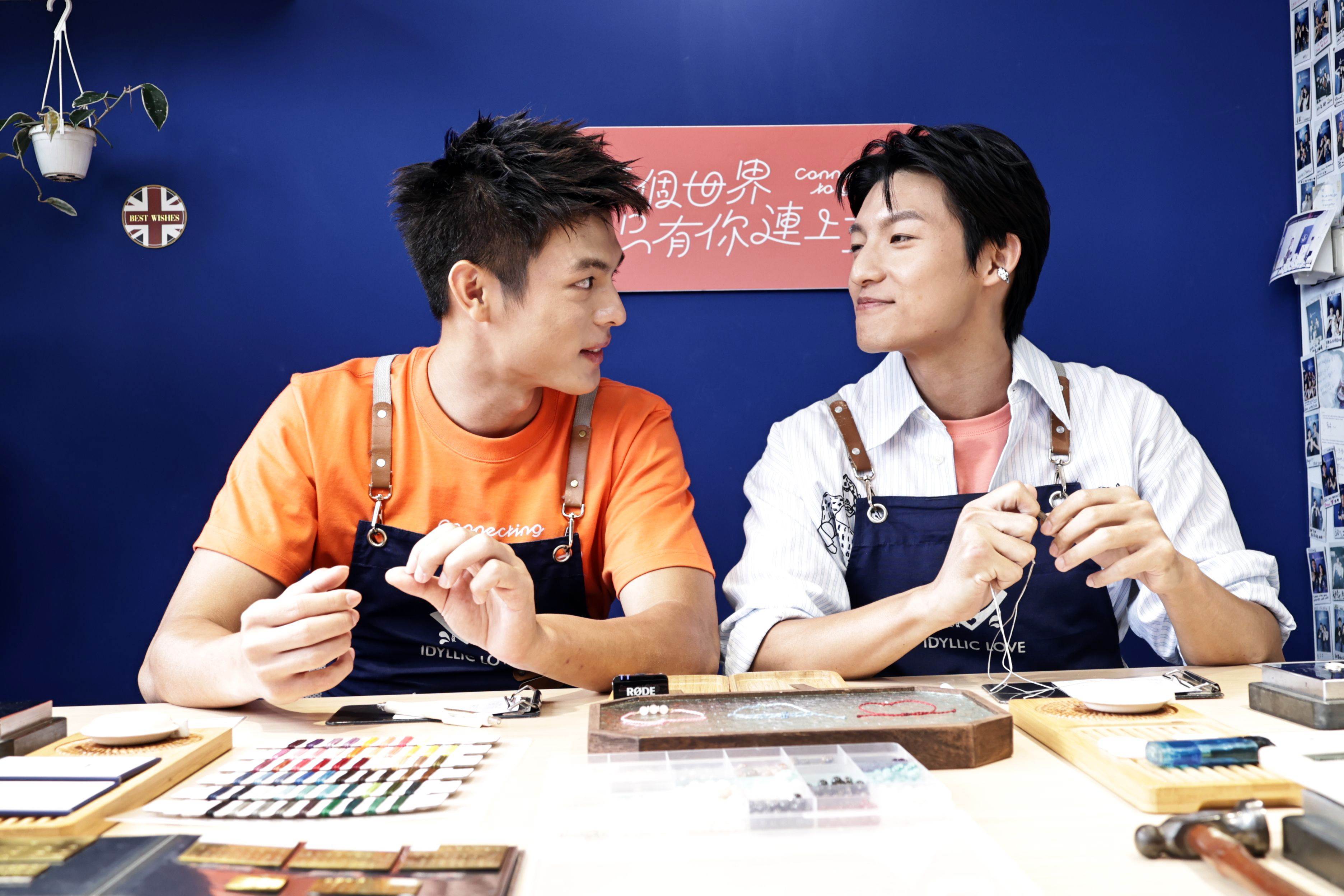 劉育仁（右）、邱以太在「IDYllic Love 艾迪」體驗手作的快樂。（圖／東森娛樂）