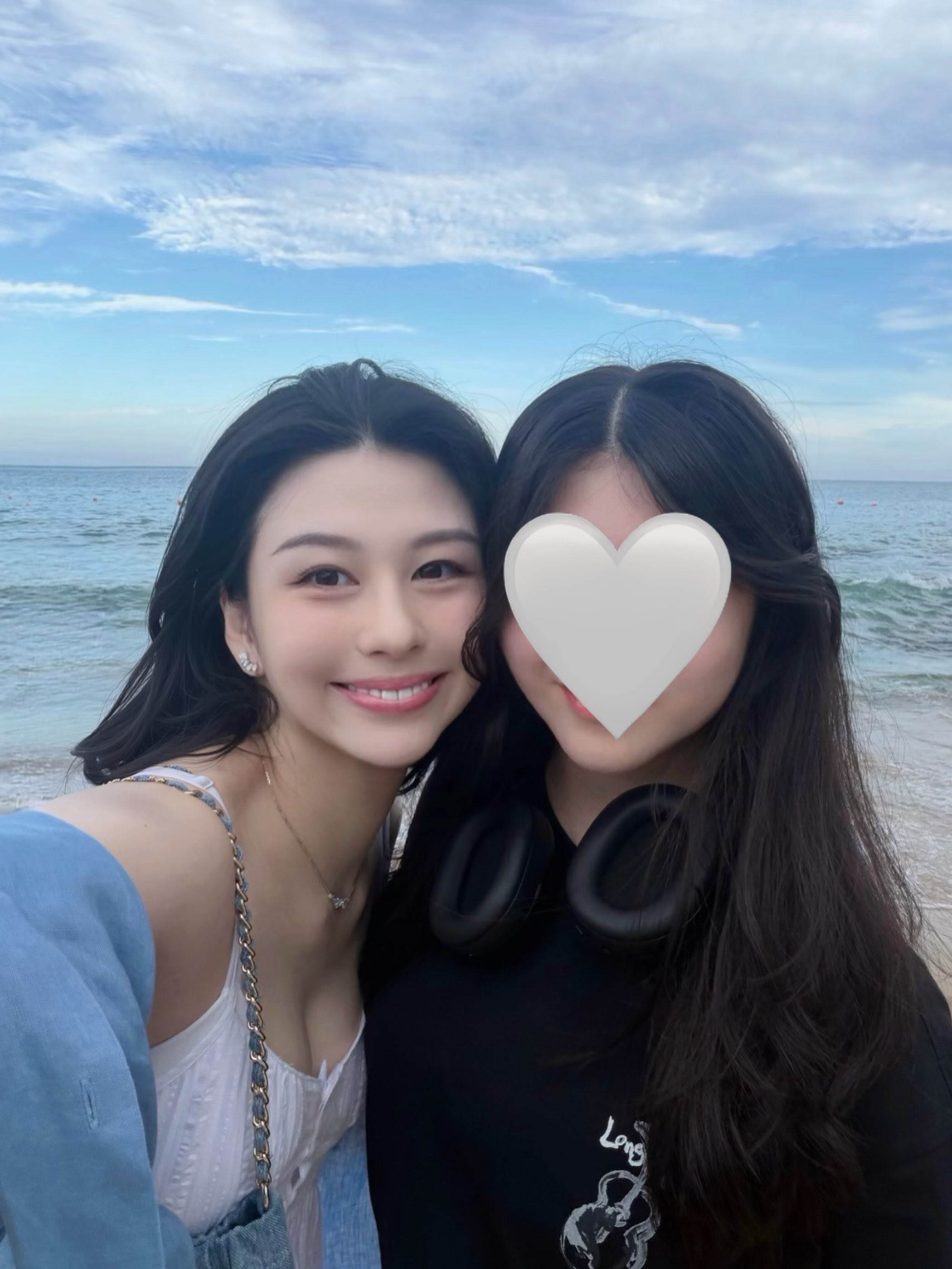 妹妹幫沈月拍海邊美照。（圖／翻攝自沈月Instagram）