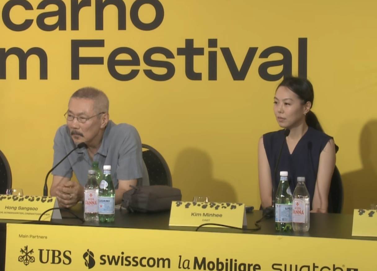 韓國影后金珉禧（常譯：金敏喜）傳出和不倫對象、導演洪秀常（左）產下1子後首度露面。（圖／翻攝自Locarno Film Festival YouTube）