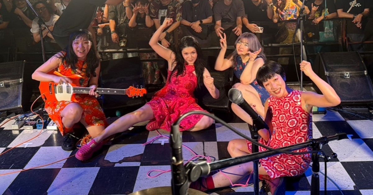 日本女子龐克樂團Otoboke Beaver演出激動出意外。（圖／翻攝自Otoboke Beaver IG）