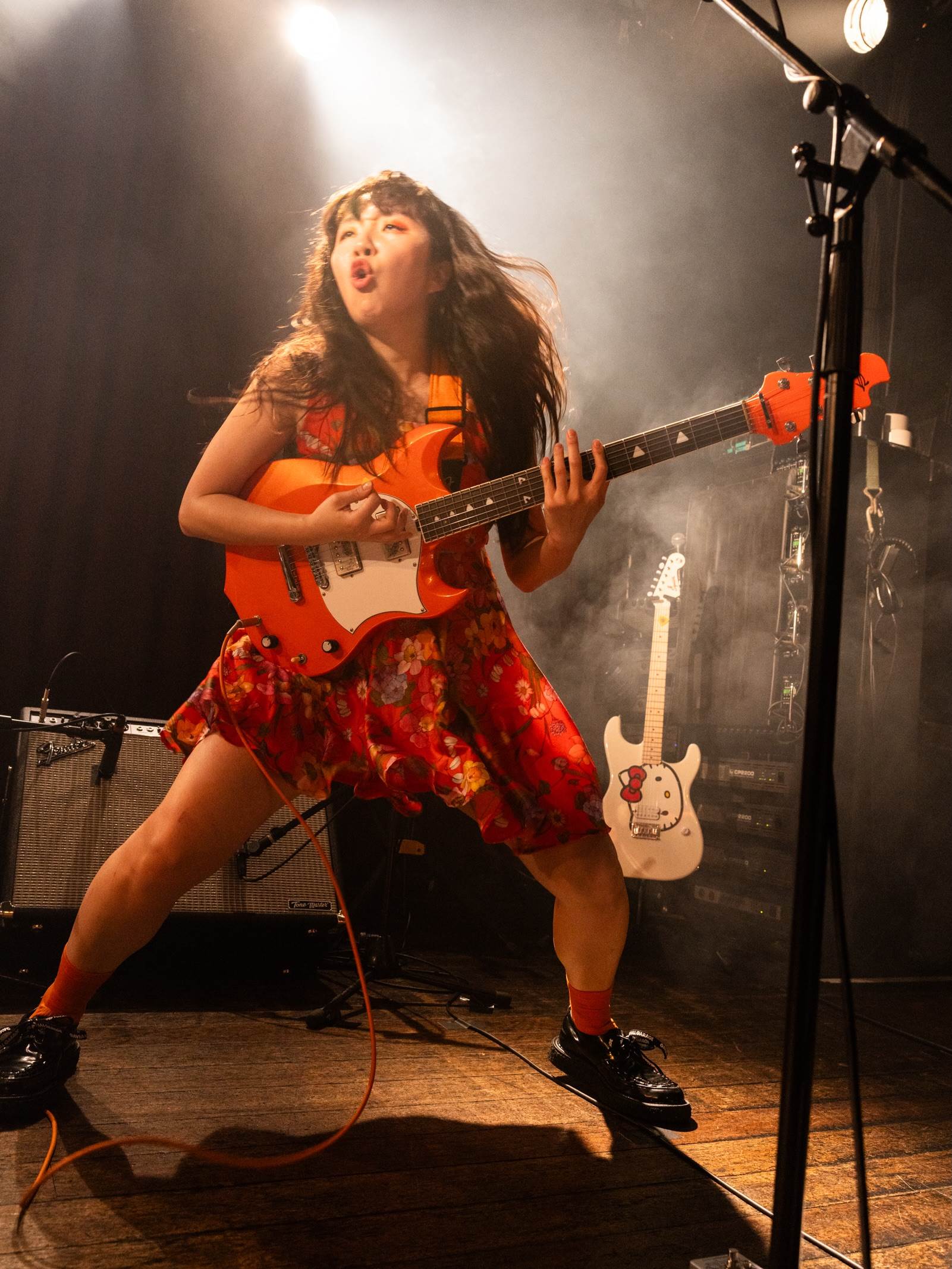 日本女子龐克樂團Otoboke Beaver吉他手Yoyoyoshie演出激動出意外。（圖／翻攝自Otoboke Beaver IG）
