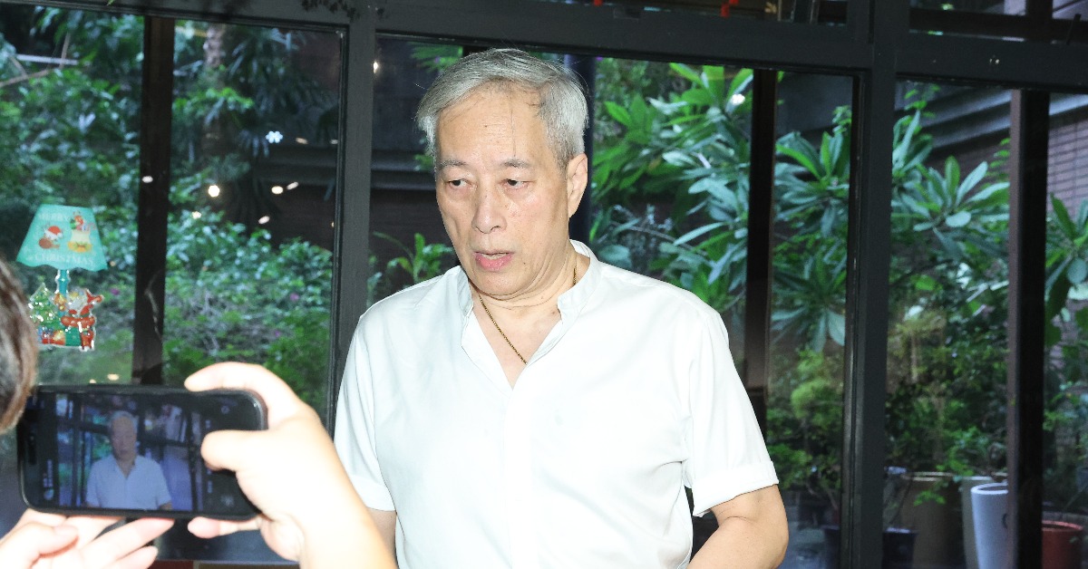 姜厚任認愛小24歲女友童芯，今日召開記者會現身受訪。（圖／東森娛樂）