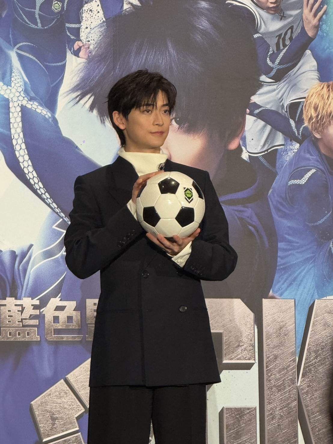 日本男星高橋文哉（右）來台宣傳真人版電影《藍色監獄》，拿著拍攝中所用的足球。（圖／記者楊雅芸攝）