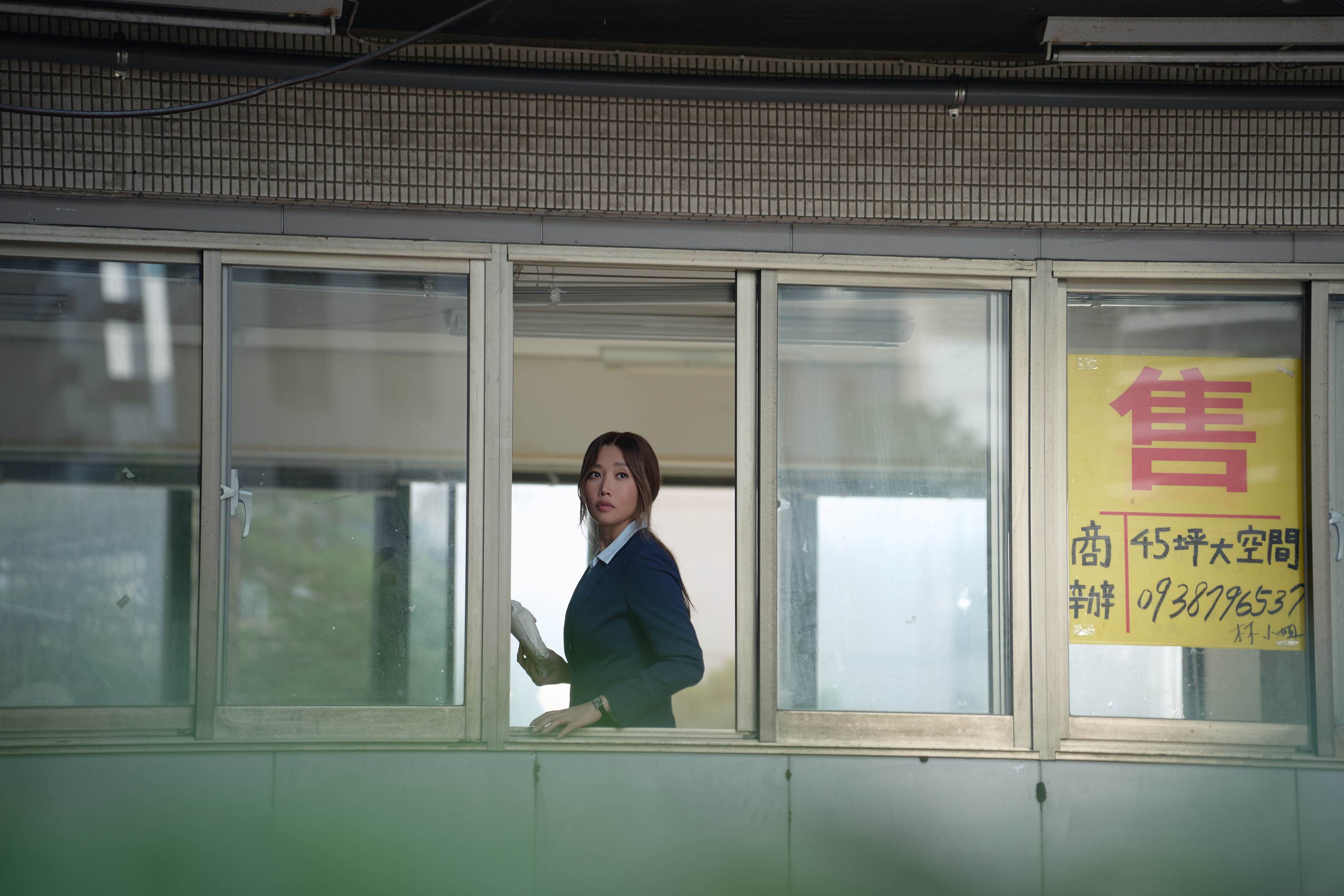 蕭敬騰和A-Lin首度夢幻聯手的〈愛上你不是我決定〉MV，A-Lin挑戰飾演賣房子的房仲。（圖／索尼音樂提供）