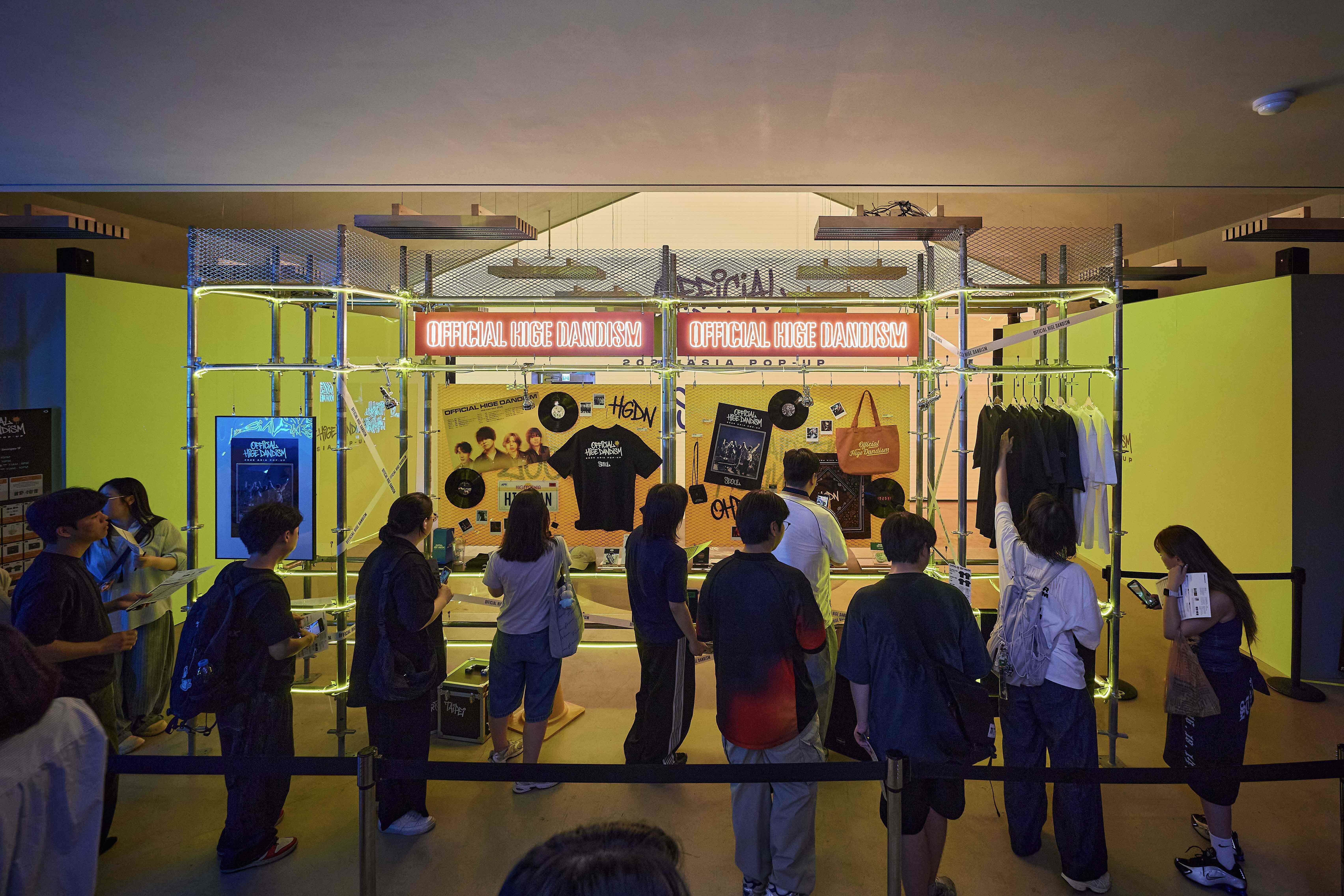 日本國民級樂團Official髭男dism（Higedan）展開2026年亞洲巡迴演唱會快閃店首爾店盛況。（圖／YG PLUS提供）