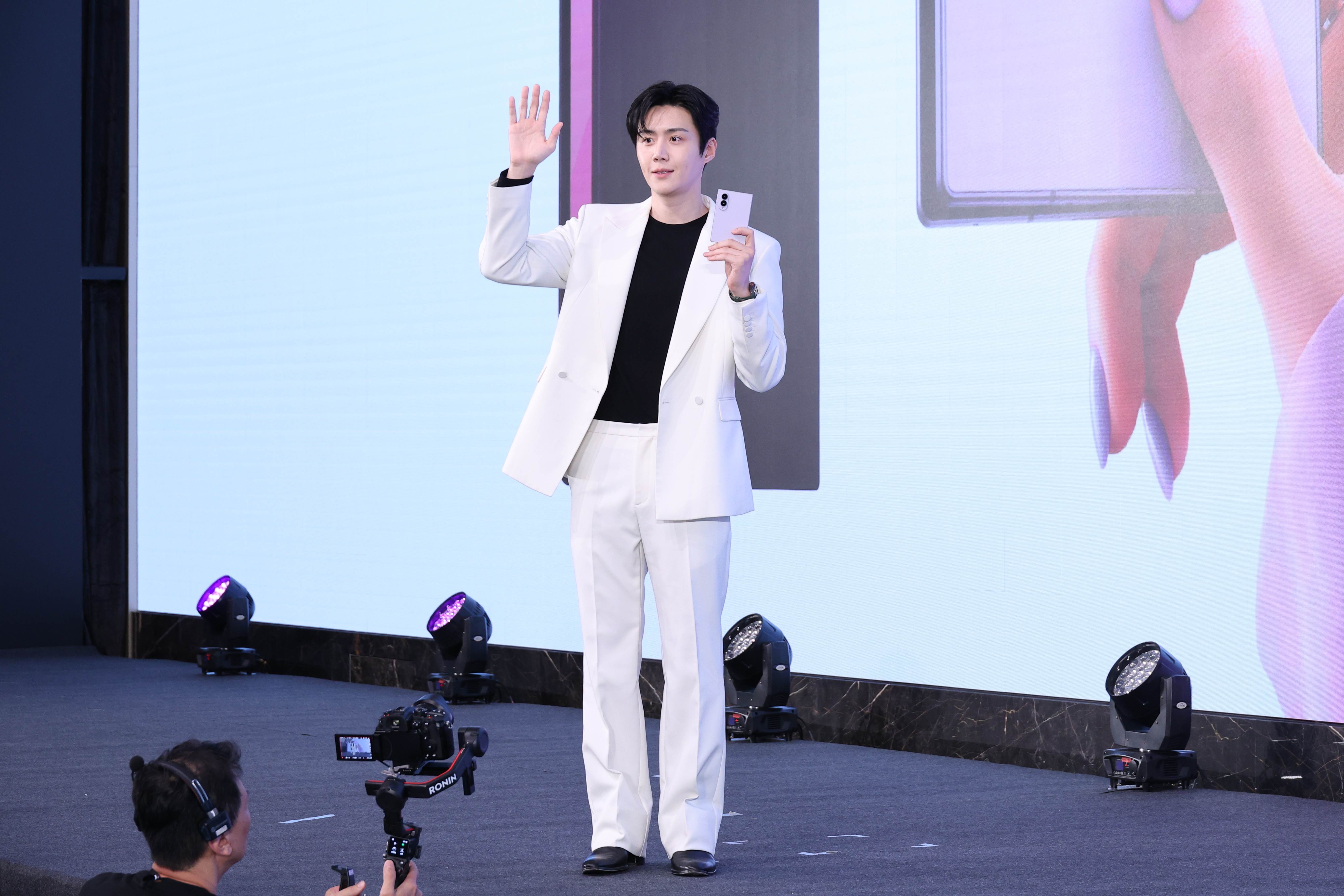 南韓男星金宣虎身穿一襲白西裝現身活動。(圖/東森娛樂)