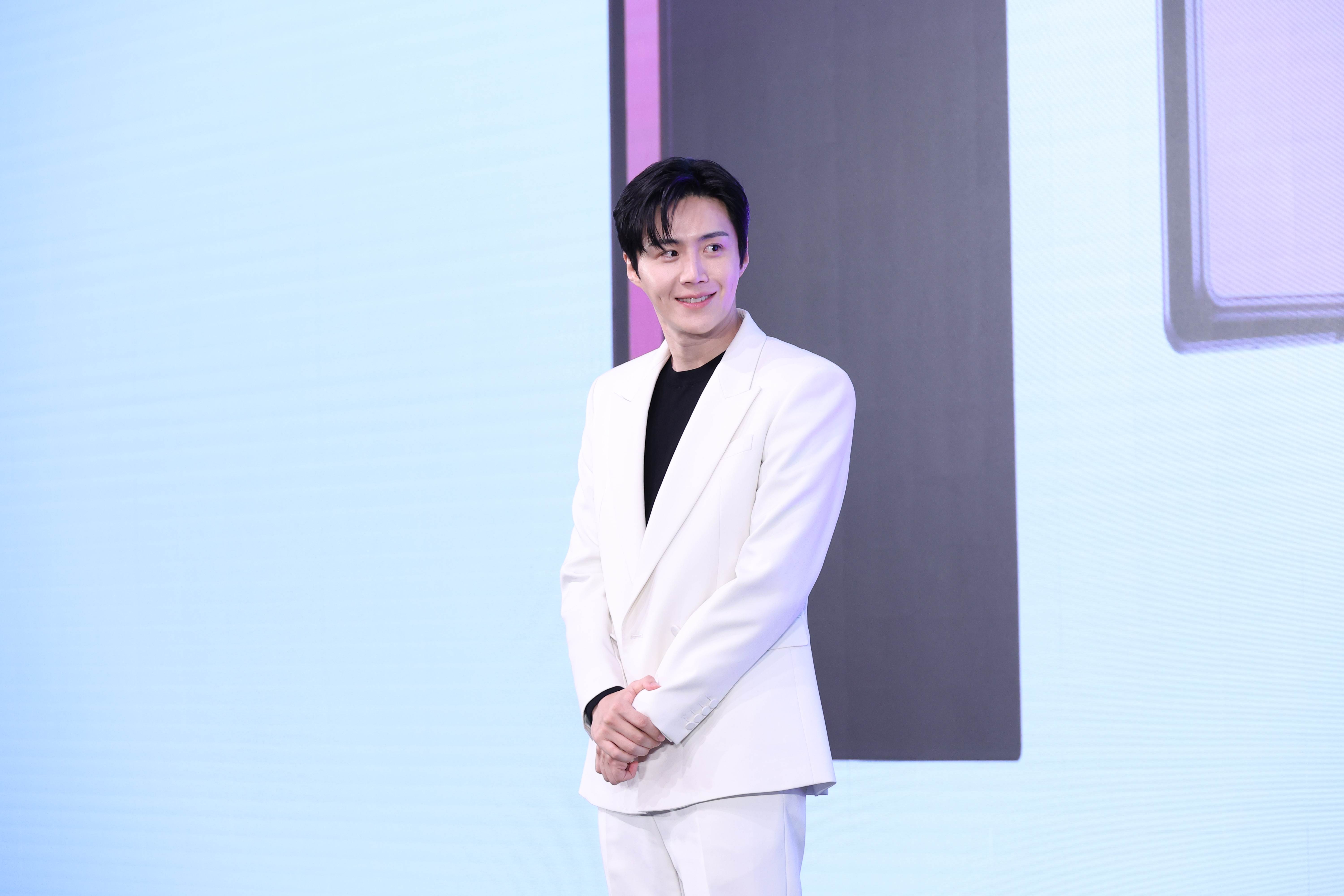 南韓男星金宣虎身穿一襲白西裝現身活動。（圖／東森娛樂）