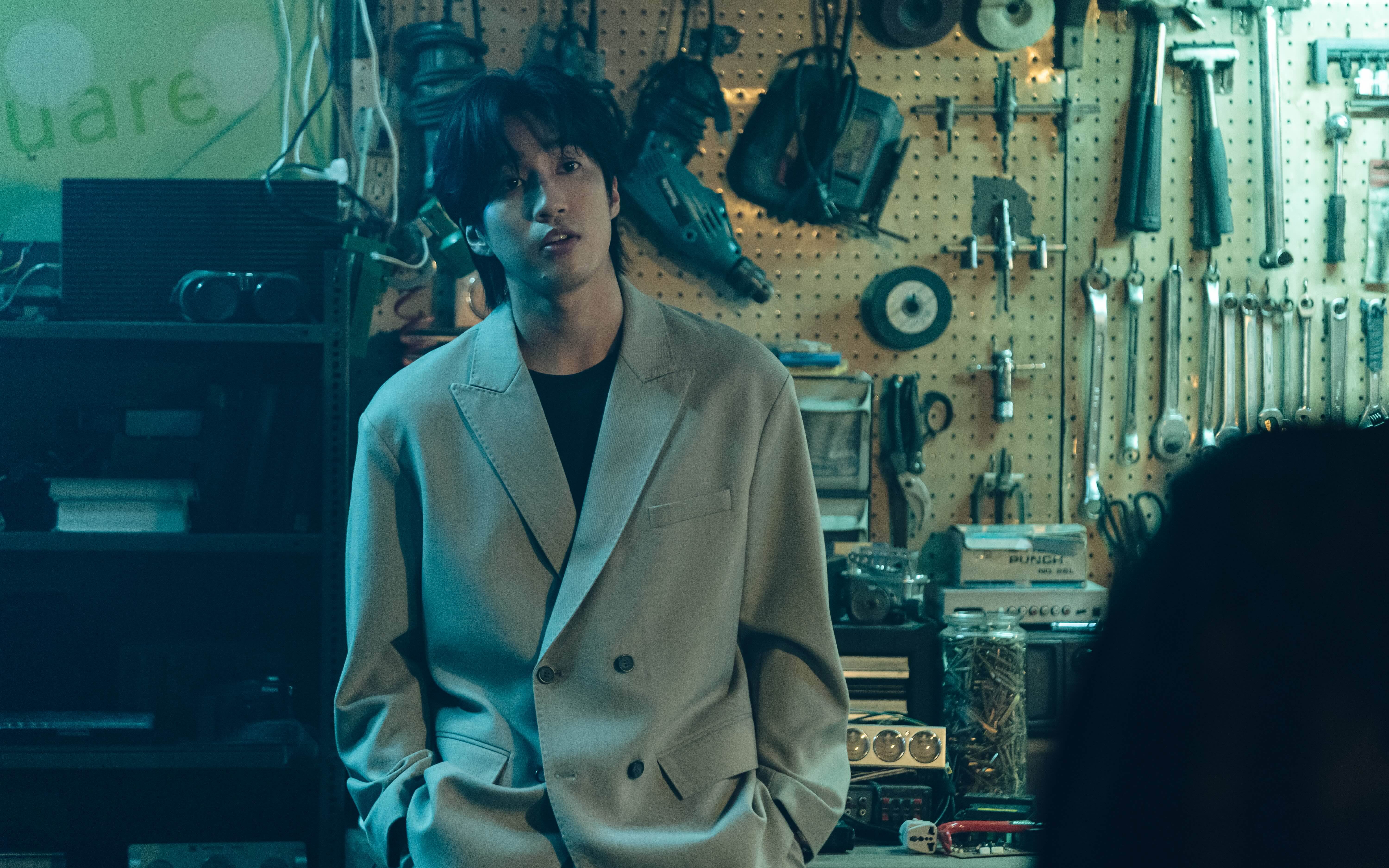 婁峻碩飾傲嬌政二代，搭檔李銘順闖宮廟地下世界。（圖／Netflix）