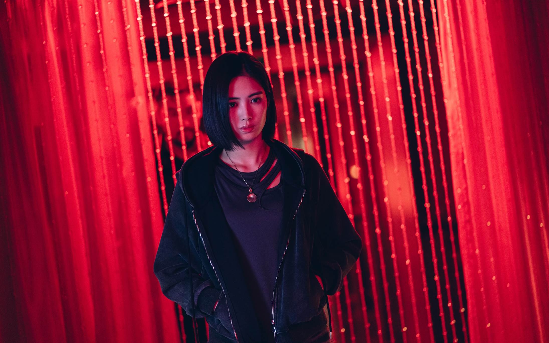 雷嘉汭解鎖動作戲夢想，神祕女清道夫帥氣登場。（圖／Netflix）