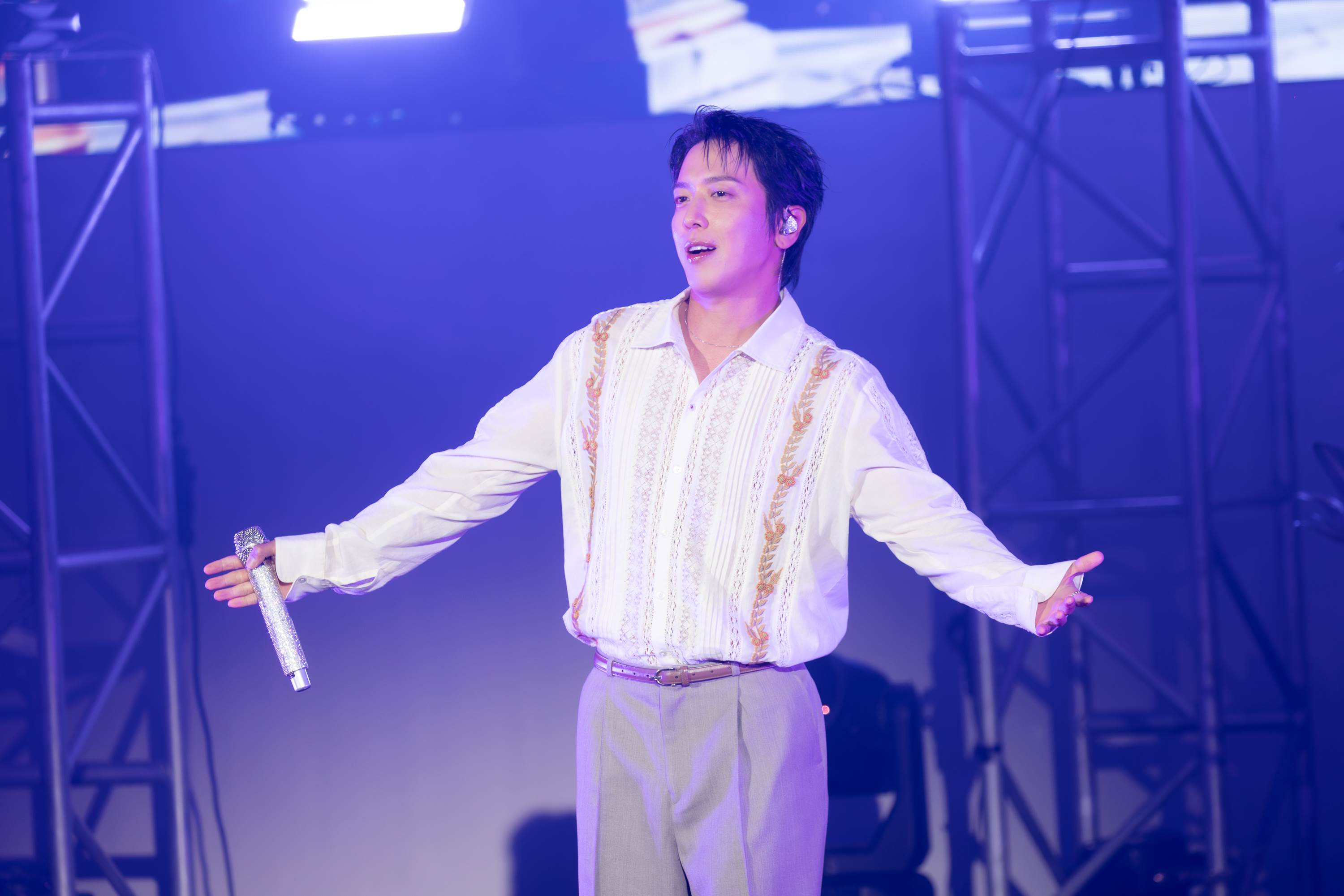 南韓樂團CNBLUE主唱鄭容和《2026 JUNG YONG HWA FAN MEETING ‘SAME LIGHT: U&I’ IN TAIPEI》午場帶來歌曲〈Pain Healer〉。（圖／COME ON JKSSP提供）