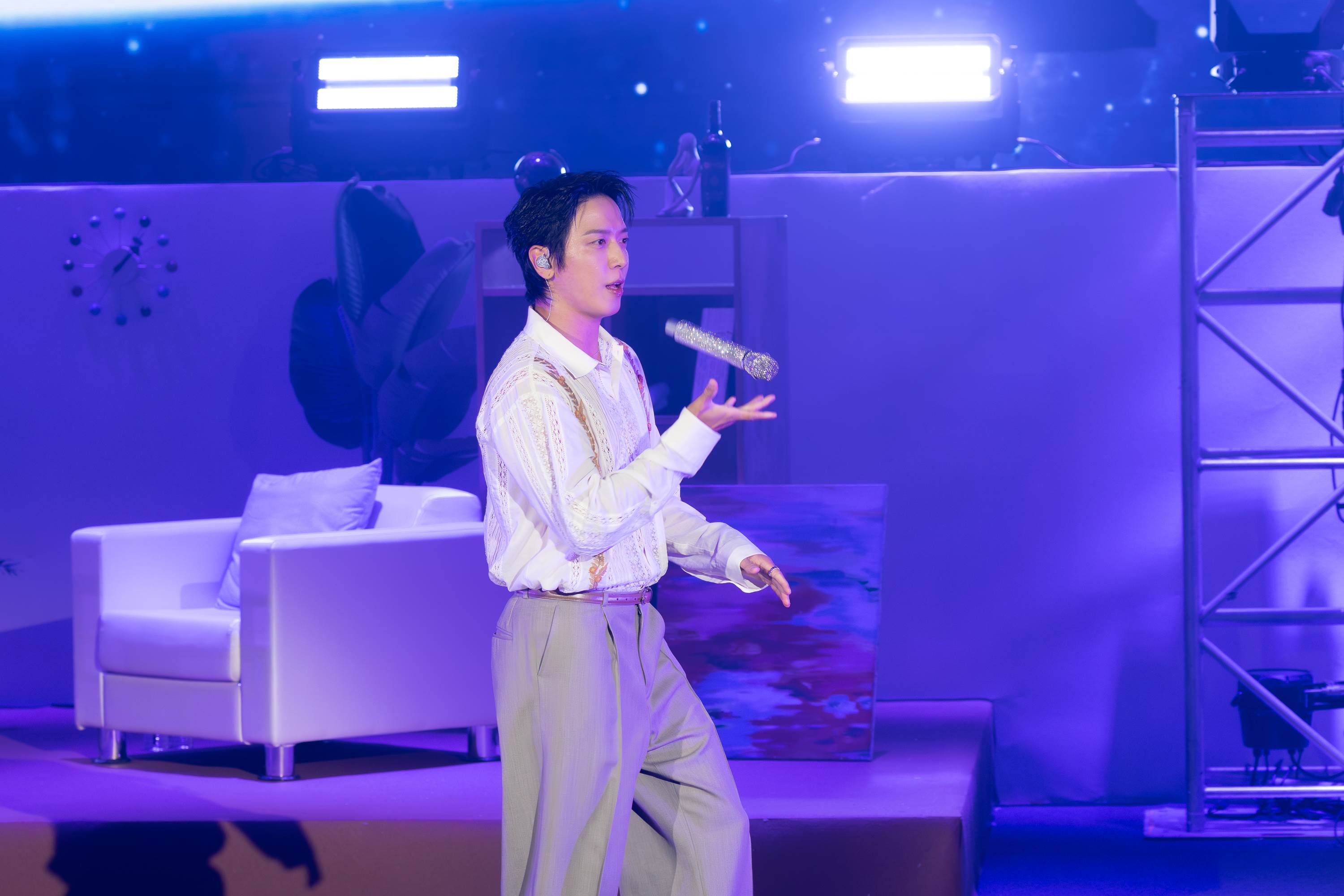 南韓樂團CNBLUE主唱鄭容和演唱中玩麥克風。（圖／COME ON JKSSP提供）