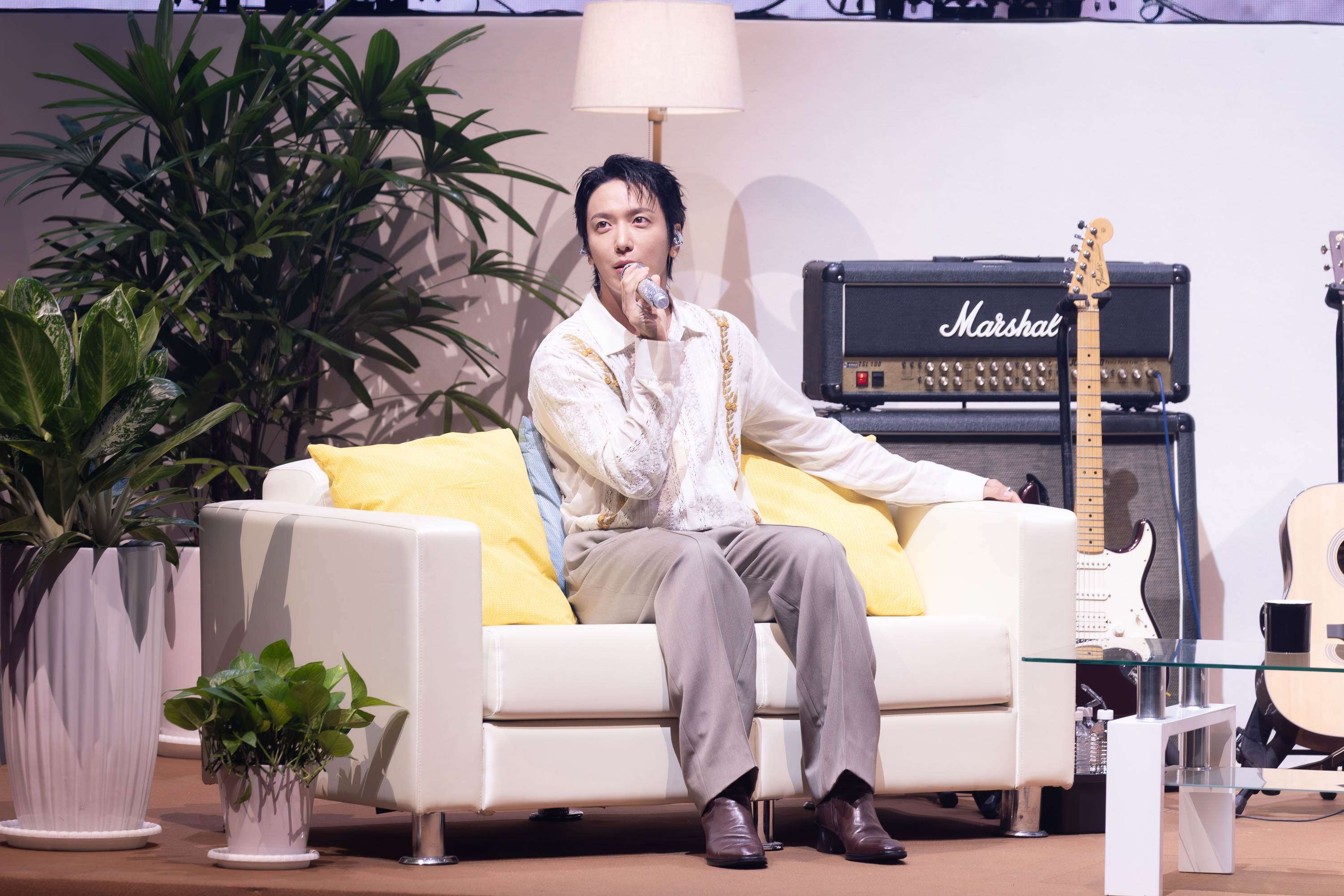南韓樂團CNBLUE主唱鄭容和在台北國際會議中心舉辦粉絲<a href='https://ent.ebc.net.tw/search/tags/見面會/' target='_blank'>見面會</a>，坐在舞台上接受訪問。（圖／COME ON JKSSP提供）