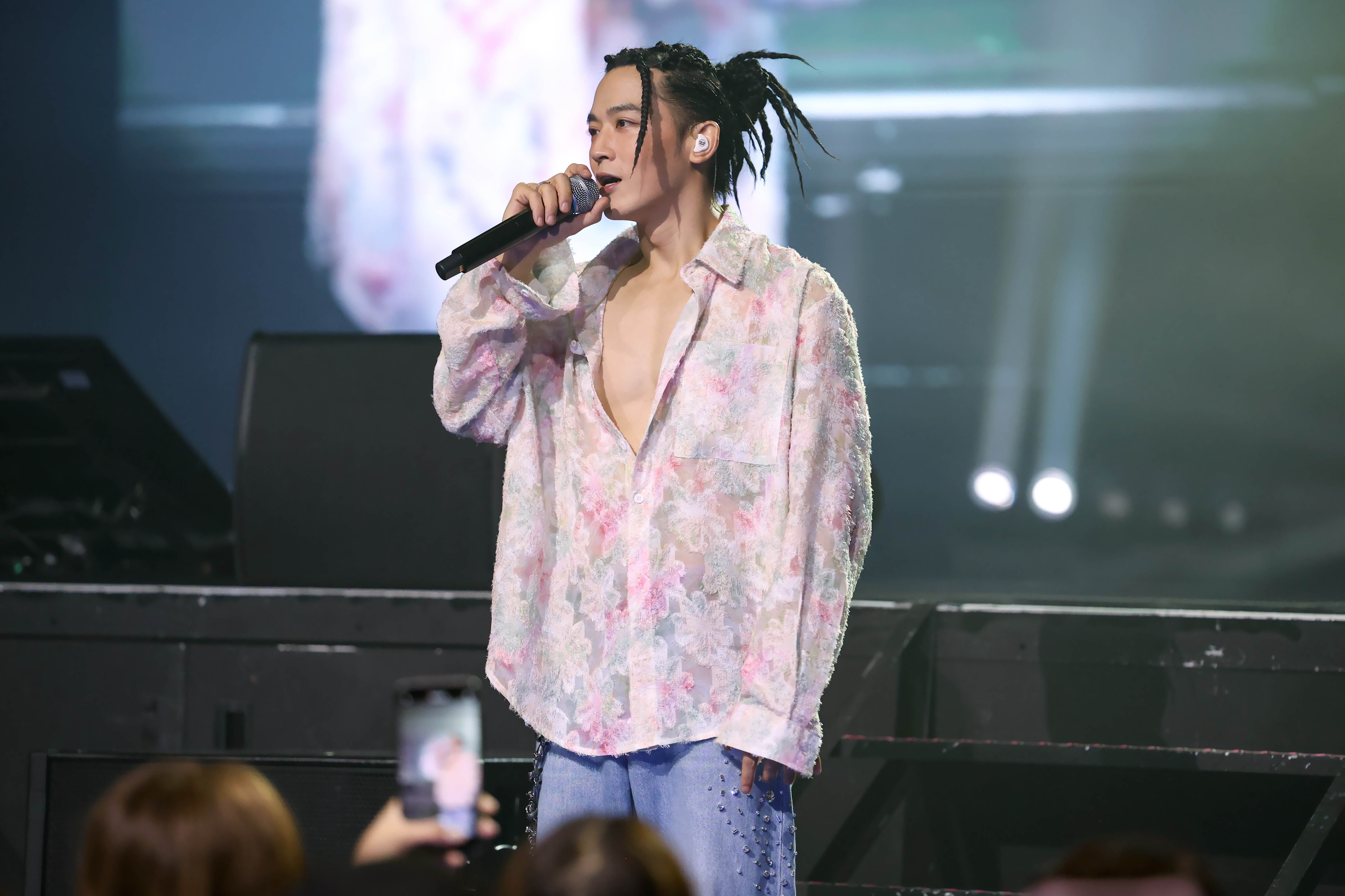 小樂吳思賢換上花襯衫搭配深V造型。（圖／Live Nation Taiwan、藝和創藝提供）