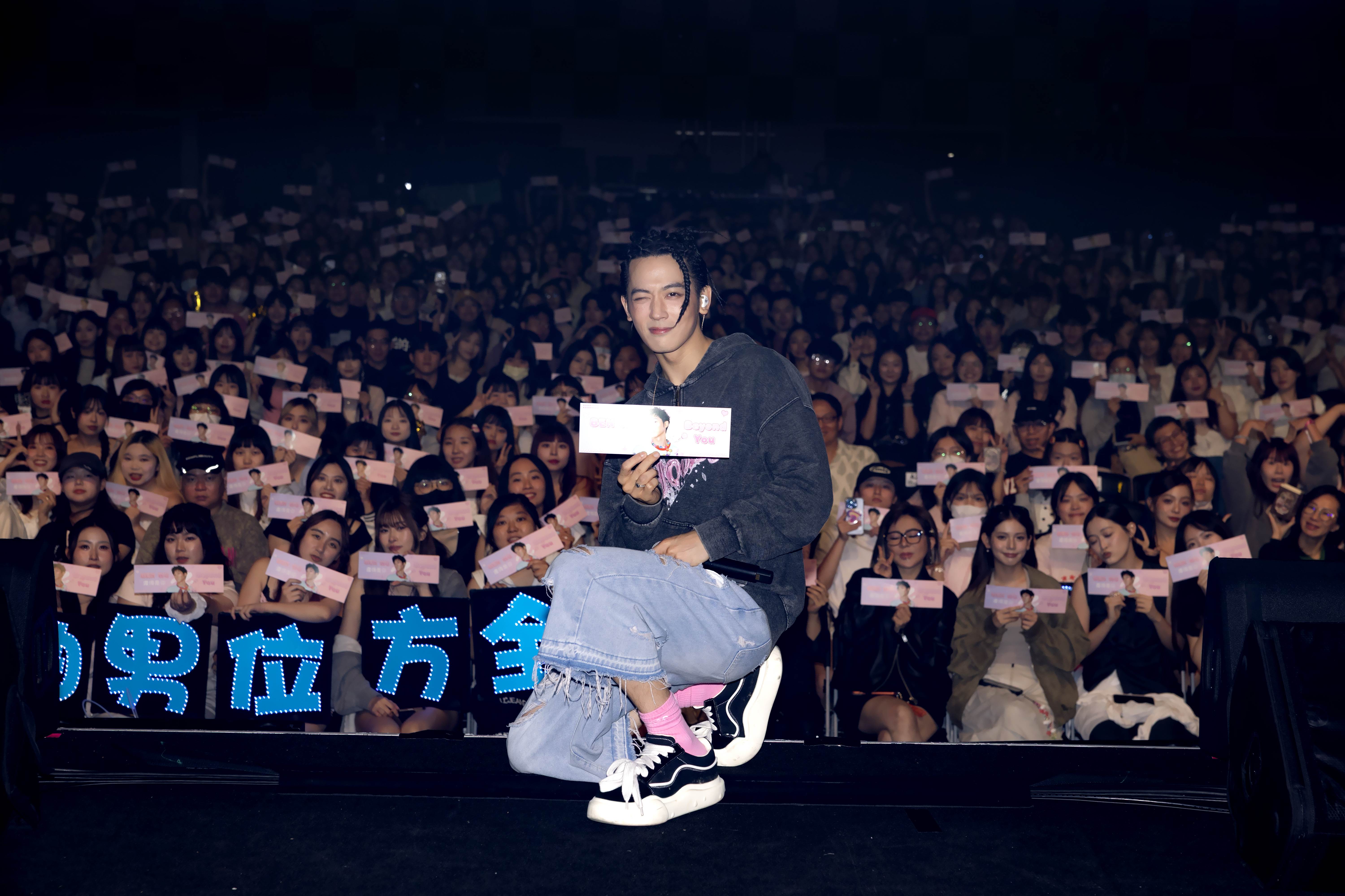 小樂吳思賢和粉絲大合照。（圖／Live Nation Taiwan、藝和創藝提供）