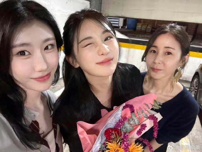 彩演和彩領的媽媽（右）宣布罹癌，將去到醫院進行治療。（圖／翻攝自微博）
