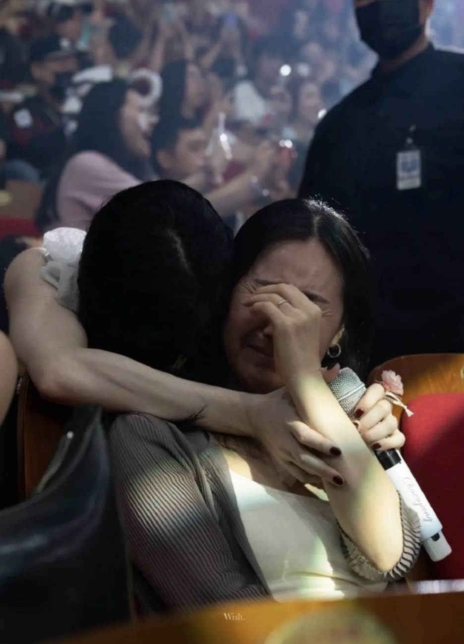 彩領ITZY首爾見面會現場，和媽媽在舞台下相擁落淚。（圖／翻攝自微博）