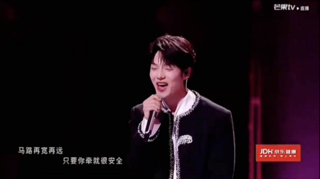 中國短劇男星曾輝在《披哥6》初舞台帶來了飛輪海經典歌曲〈只對你有感覺〉。（圖／翻攝自微博）