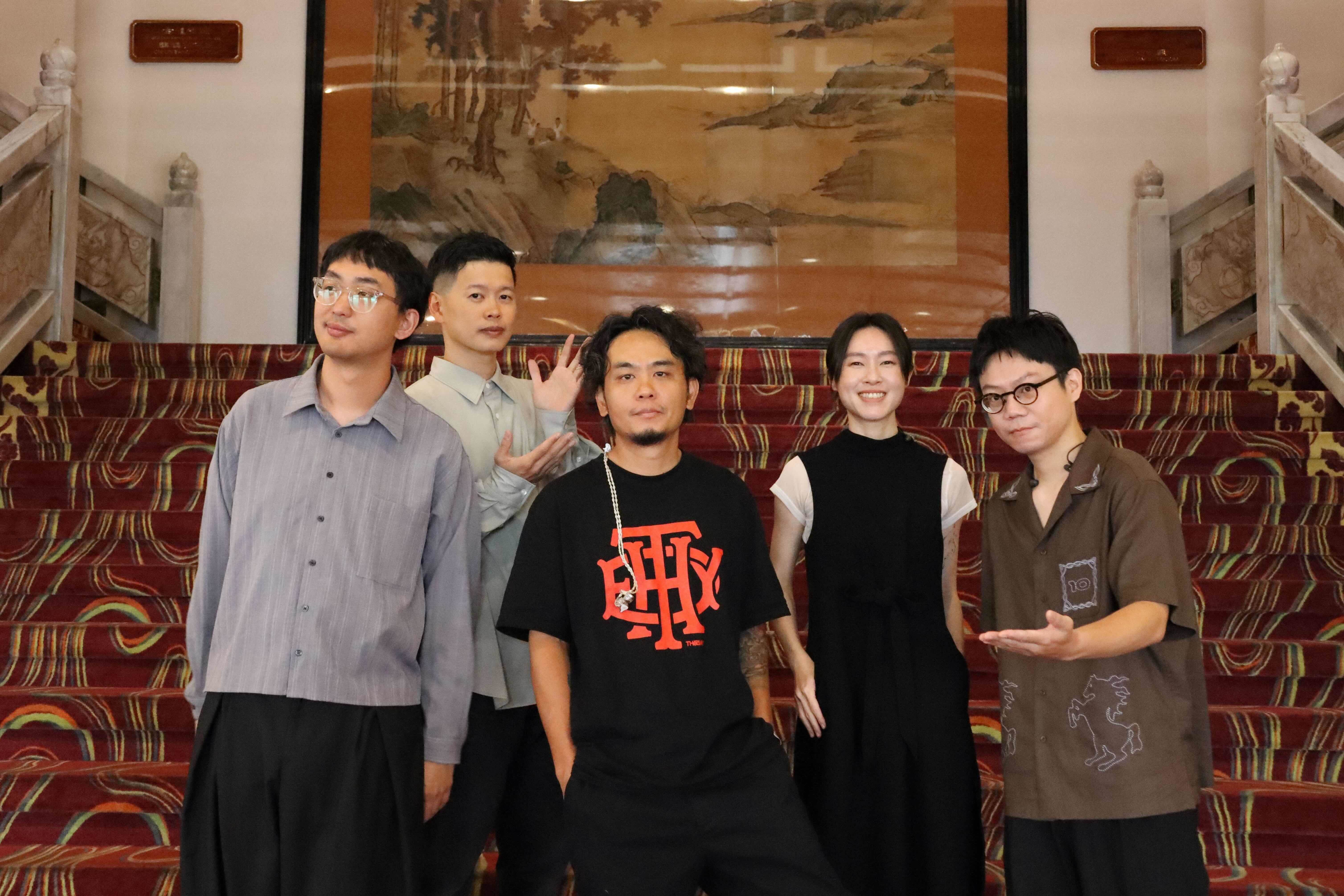 楊大正力挺淺堤十週年里程碑！淺堤笑喊「聽他唱歌長大」（左起貝斯手方博﹑鼓手堂軒﹑嘉賓楊大正﹑主唱Soham﹑吉他手紅茶） 。（圖／湯與海音樂提供）