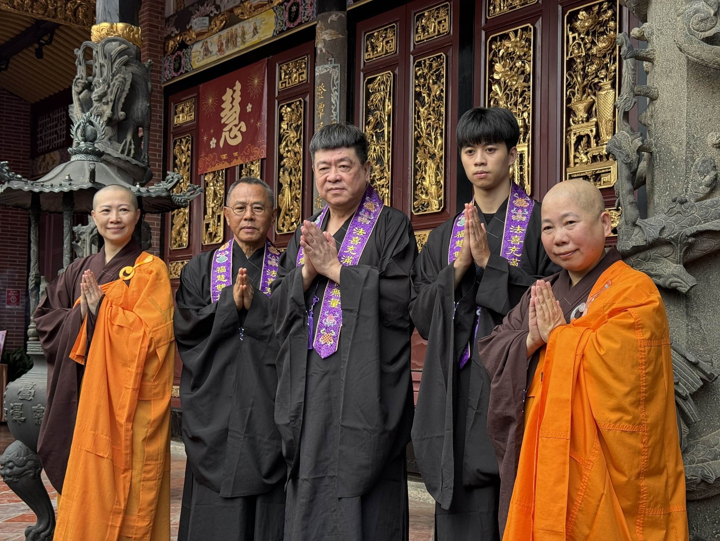 孫德榮帶著義子出席法會。（圖／讀者提供）