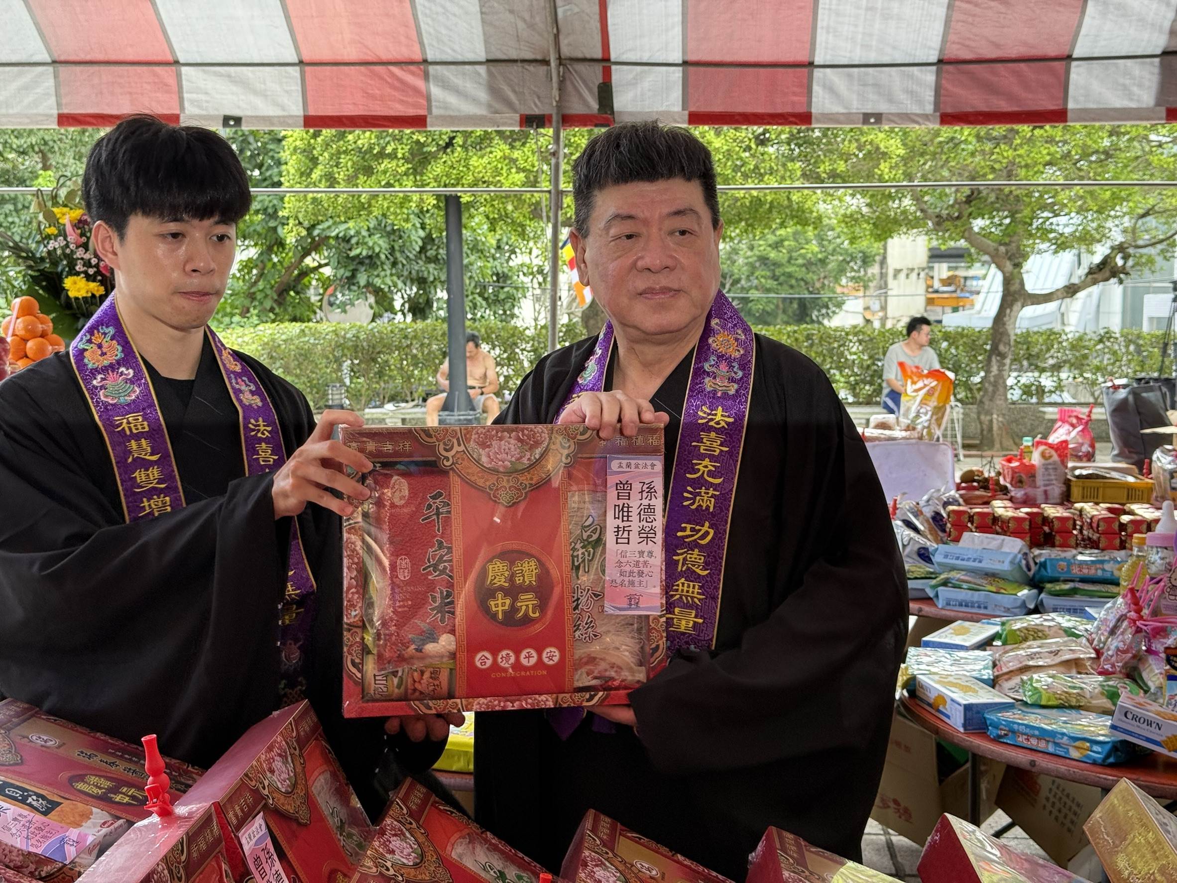 孫德榮帶著乾兒子唯哲現身法會。（圖／記者沈芳宇攝）