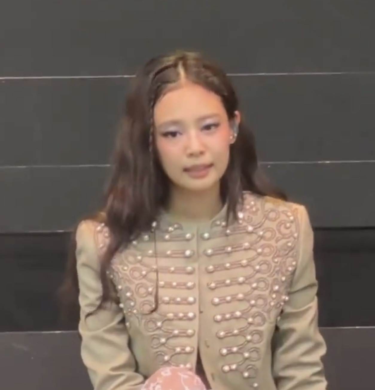 Jennie在音樂節多次哽咽落淚。(圖/翻攝自微博)