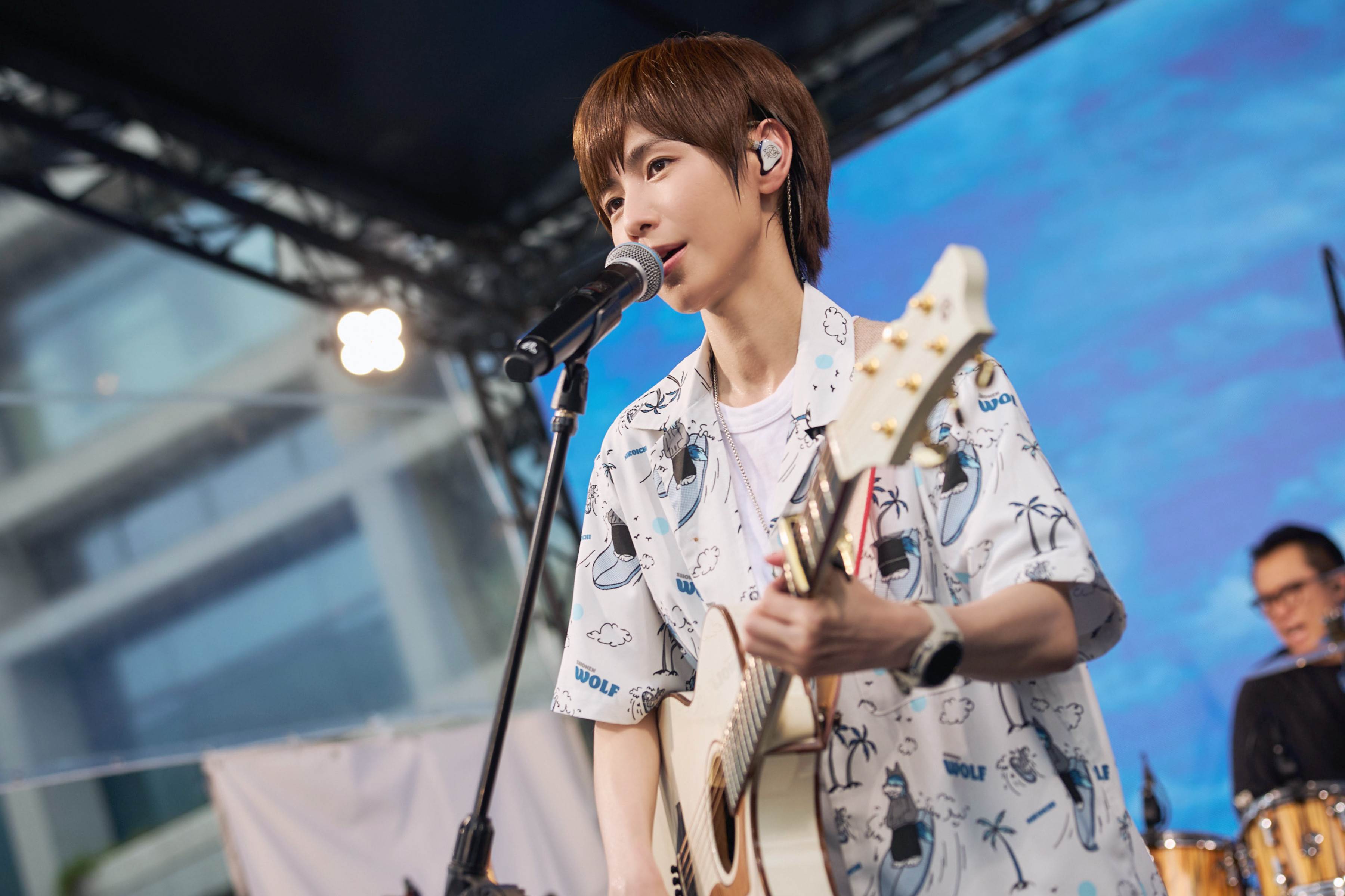 小魏魏嘉瑩背著吉他彈唱多首朗朗上口的創作歌曲。（圖／相信音樂提供）