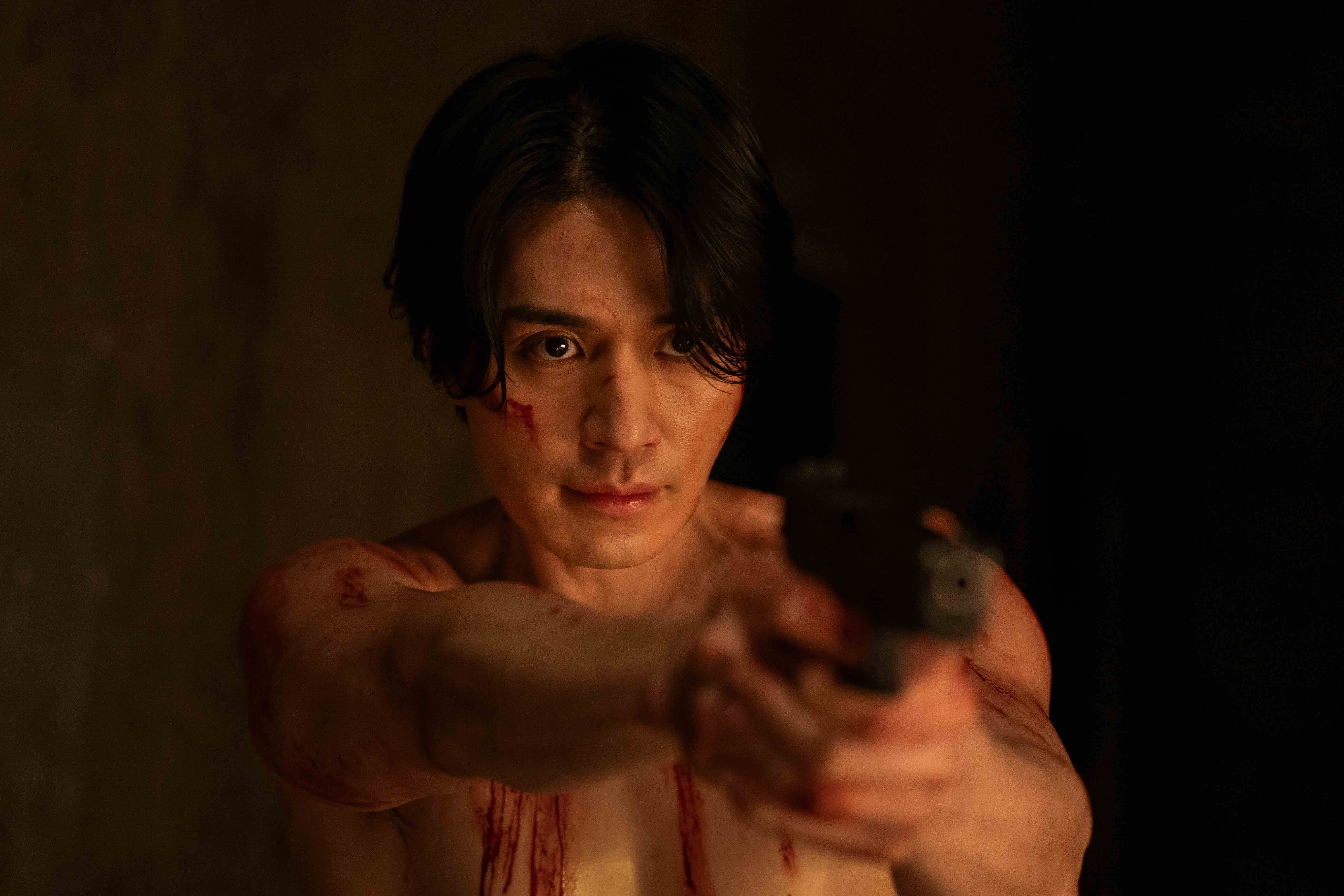 《殺人者的購物中心》李棟旭裸上身負傷戰鬥。（圖／Disney+提供）