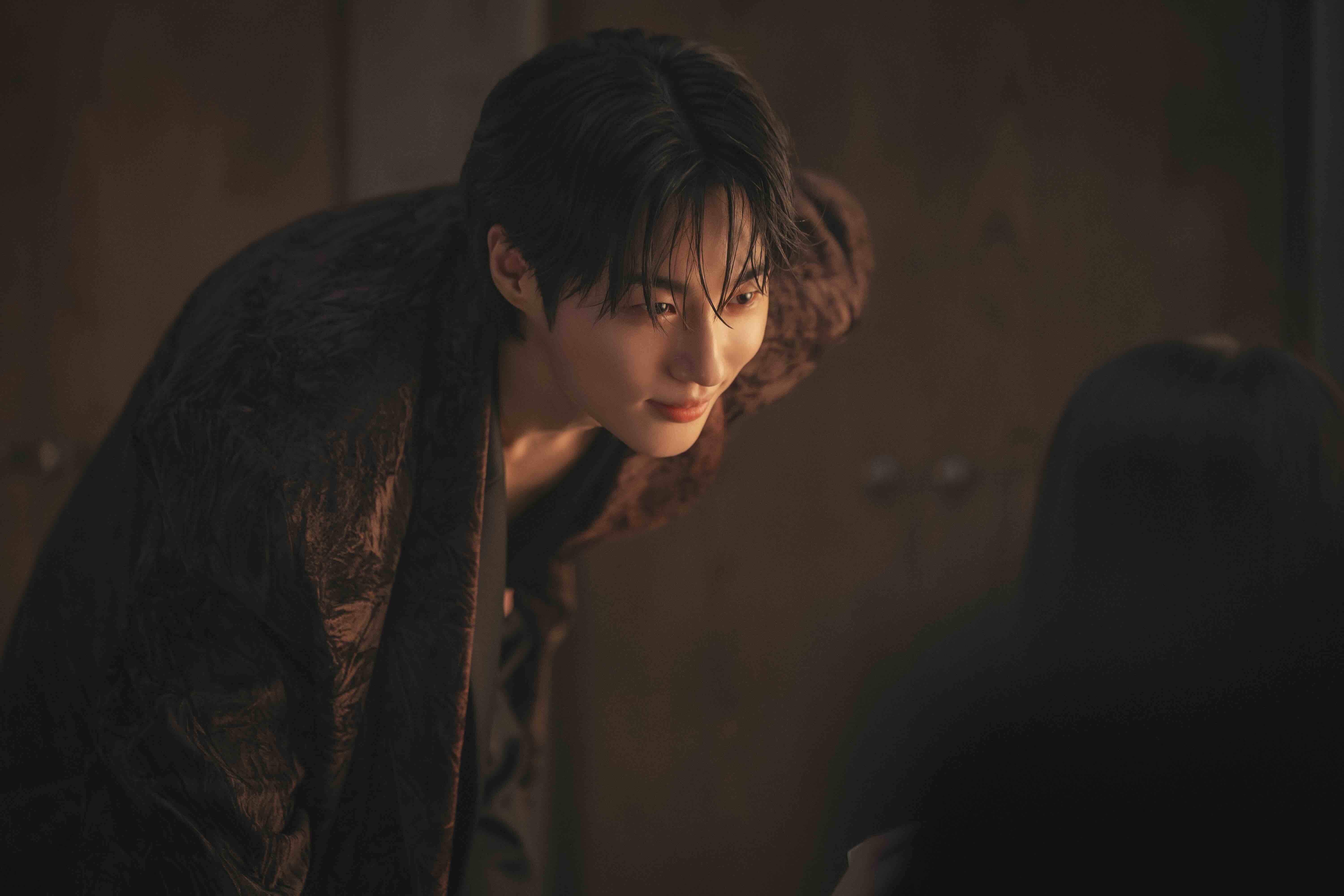 《21世紀大君夫人》邊佑錫半脫睡袍秀身材。（圖／Disney+提供）