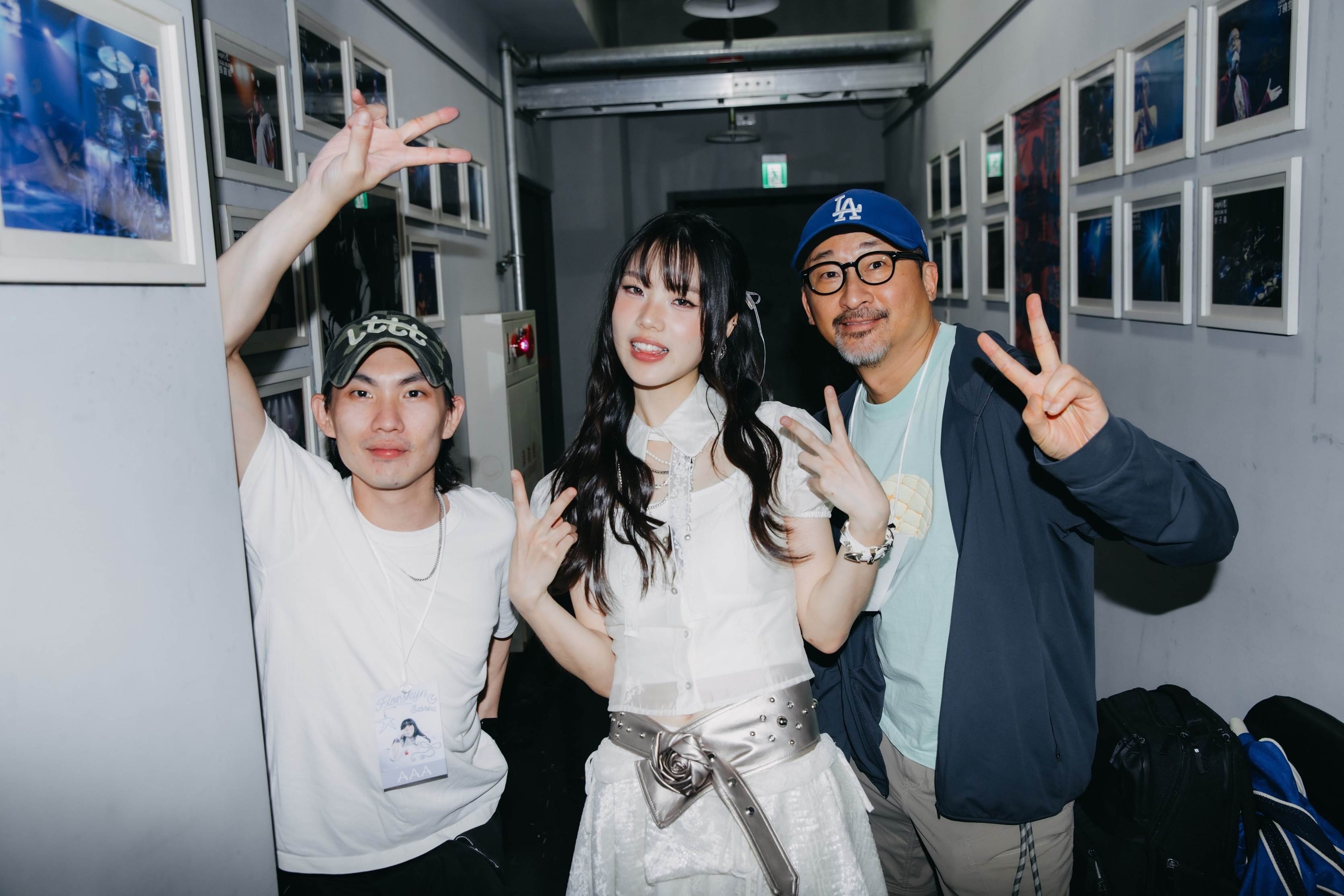 新生代創作歌手Sabrina胡恂舞舉辦《花皮Florskyn》演唱會台中場,環球音樂華語部總經理MCKY米奇林(左)和環球音樂臺灣董事總經理謝定原(右)現身。(圖/環球音樂提供)