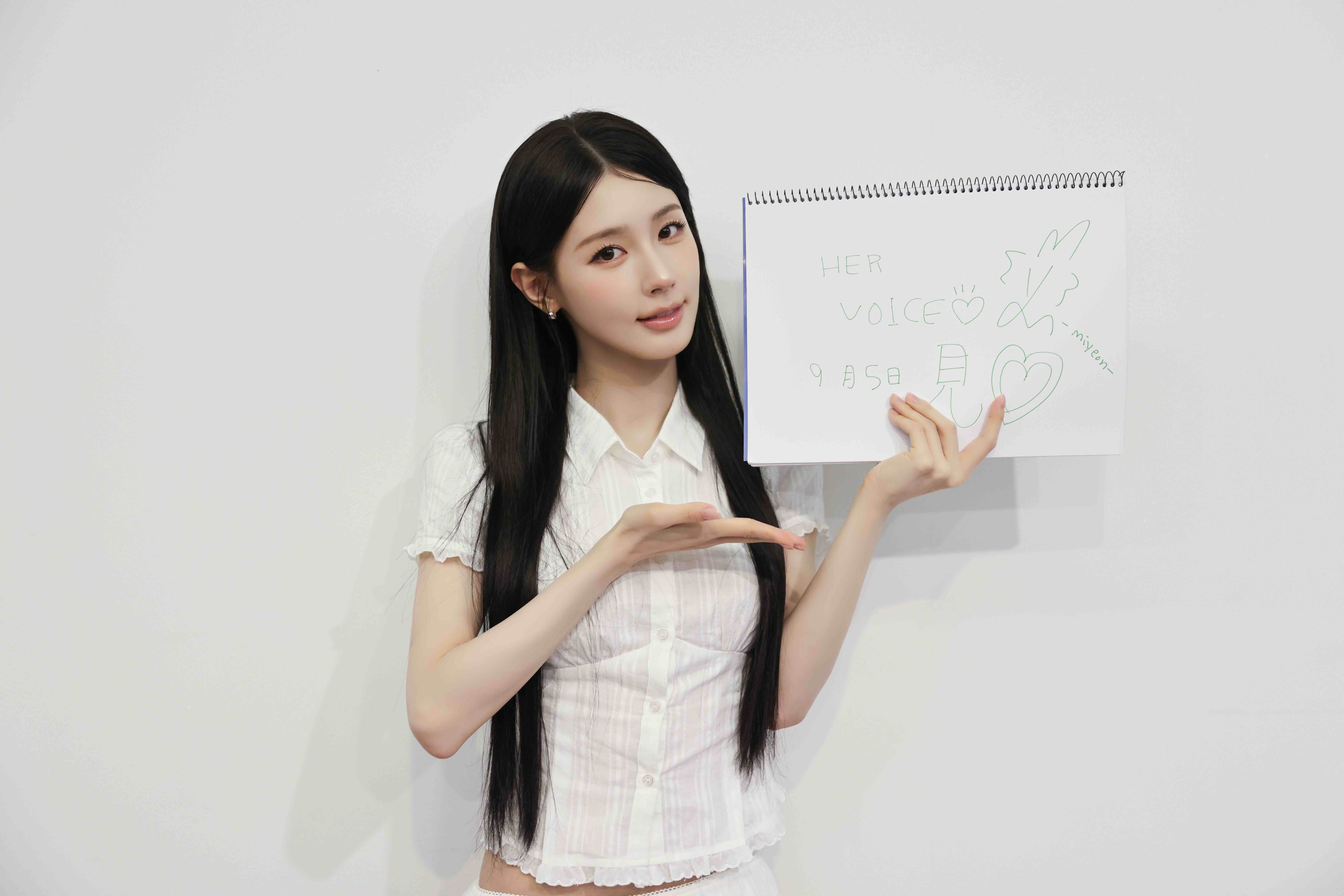 南韓女團i-dle成員薇娟用香菜筆以中文寫下了：「HER VOICE（愛心）9月5日見（愛心）」。（圖／CUBE Entertainment提供）