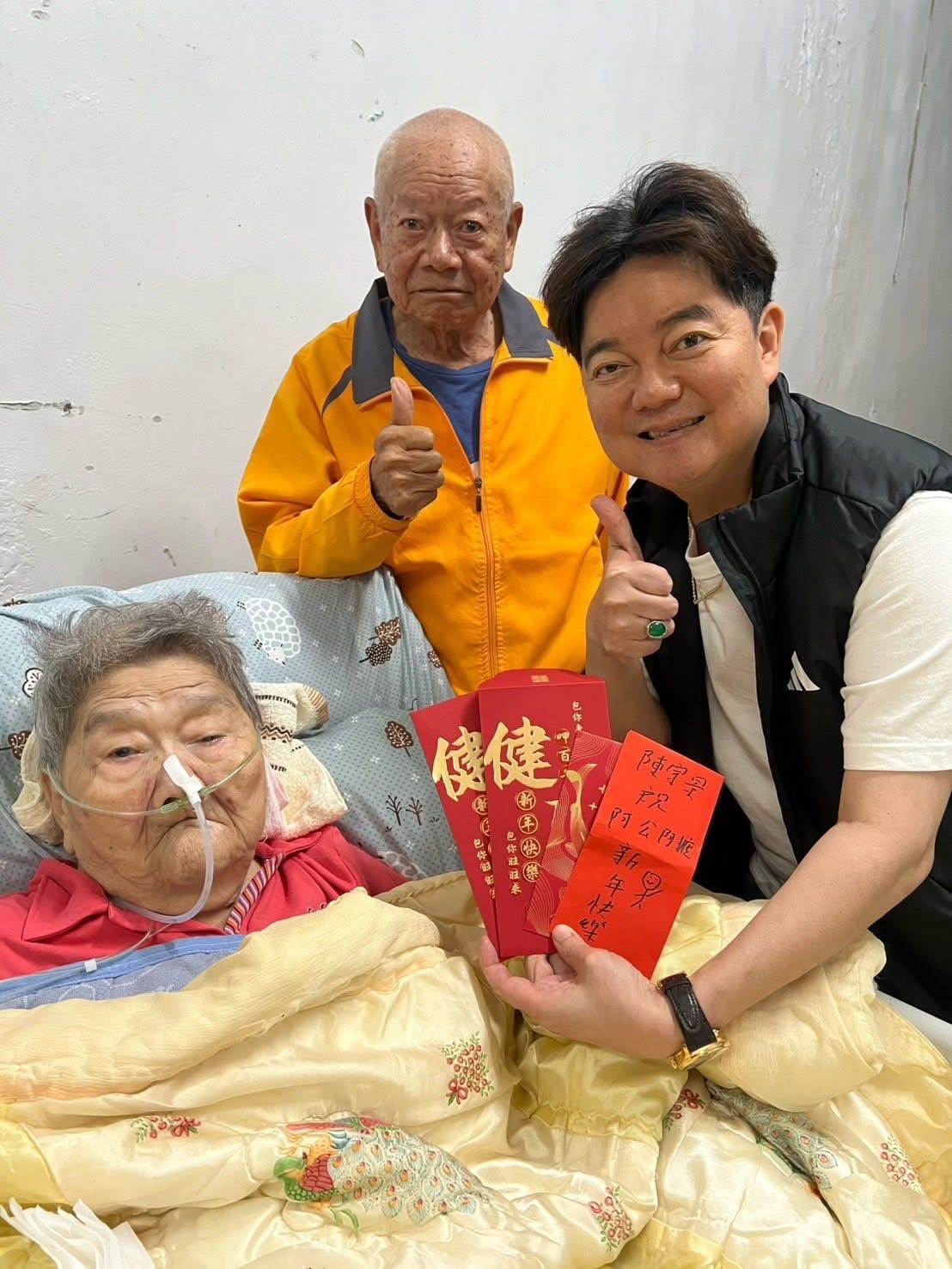 警察歌手林宏銘(右起)為了年邁父母，提前從警察崗位退休。（圖／林宏銘提供）