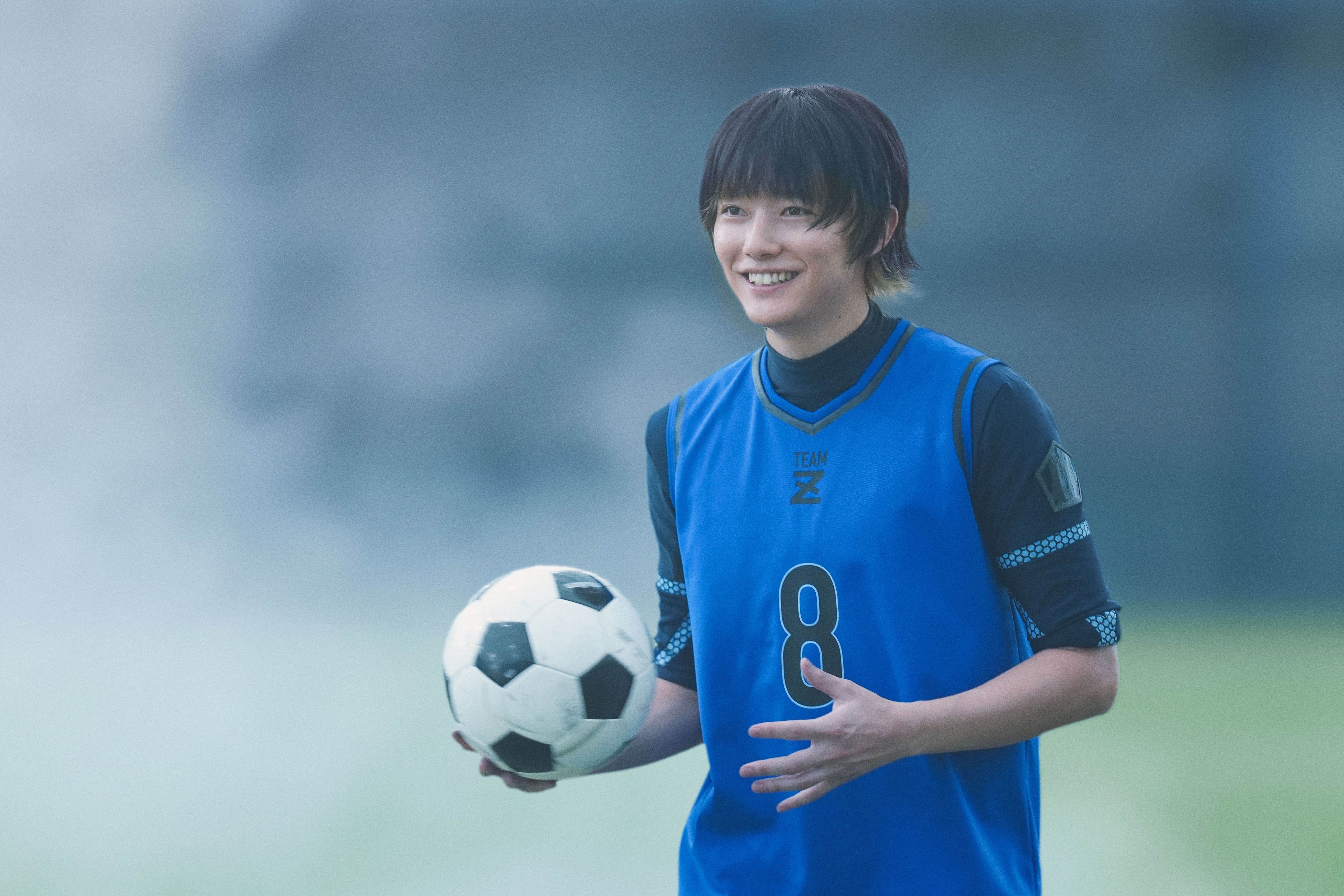 《藍色監獄》飾演「蜂樂迴」的<a href='https://ent.ebc.net.tw/search/tags/櫻井海音/' target='_blank'>櫻井海音</a>以自然討喜的演技與華麗盤球動作獲得高度評價。（圖／甲上娛樂提供）