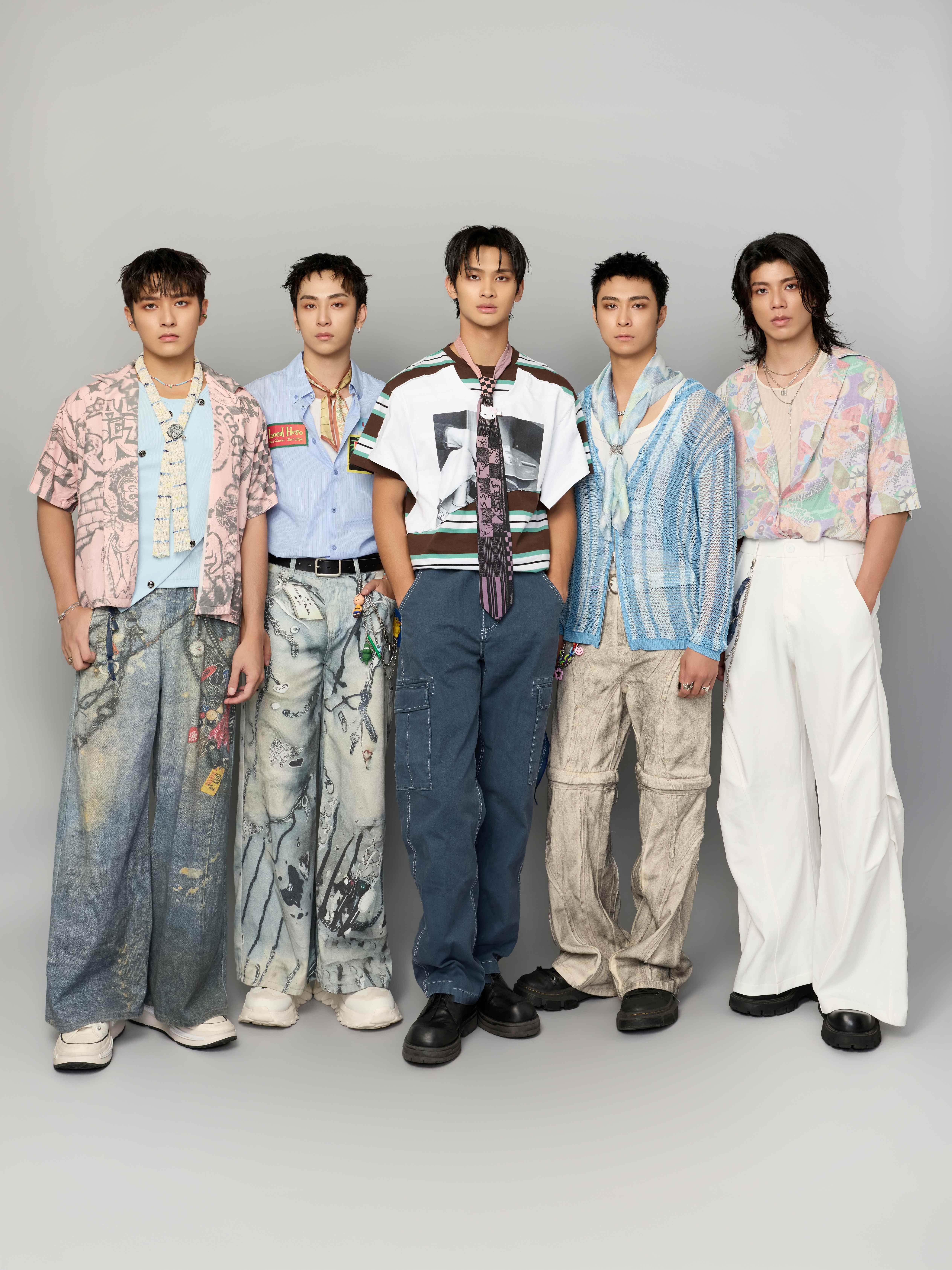 當兵4個月像4年！FEniX退伍合體「有夠黏」（左起：李承隆﹑MAX、夏浦洋、曹家齊、陳峻廷）。（圖／華納音樂提供）