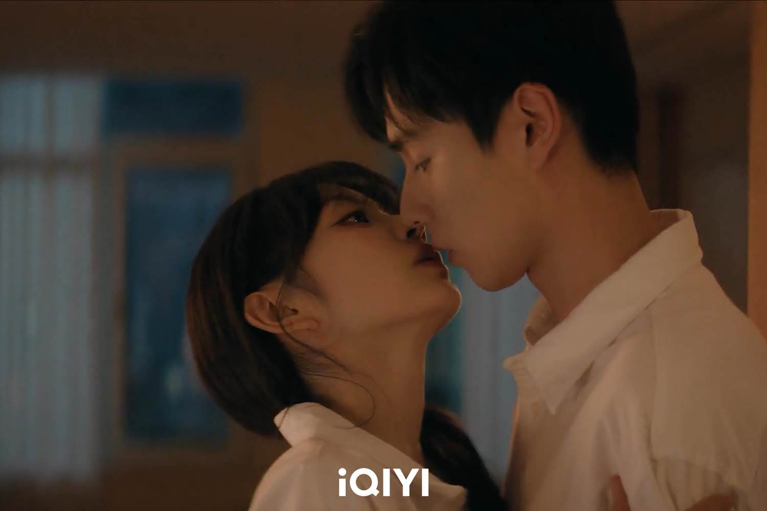 《天才，女友》田曦薇（左）主動獻吻胡一天，上演火熱床戲。（圖／iQIYI愛奇藝國際版）