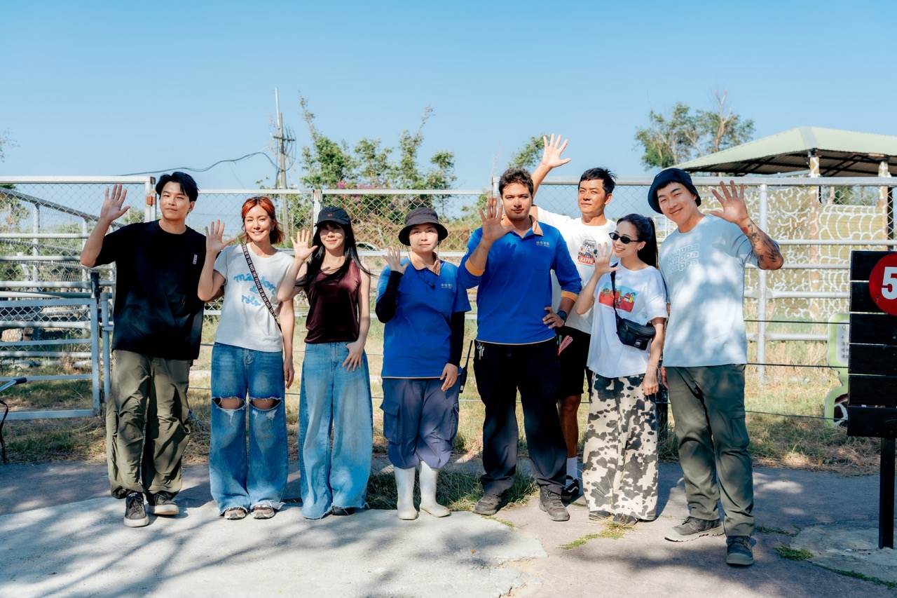蕭景鴻（左起）、莎莎、白安、姚元浩、吳映潔、郭泓志現身頑皮世界野生動物園。（圖／好看娛樂提供）