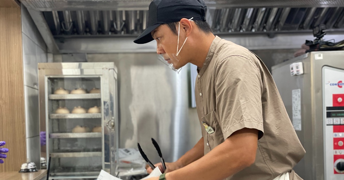 姚元浩遭客人反應吃到頭髮。（圖／好看娛樂提供）