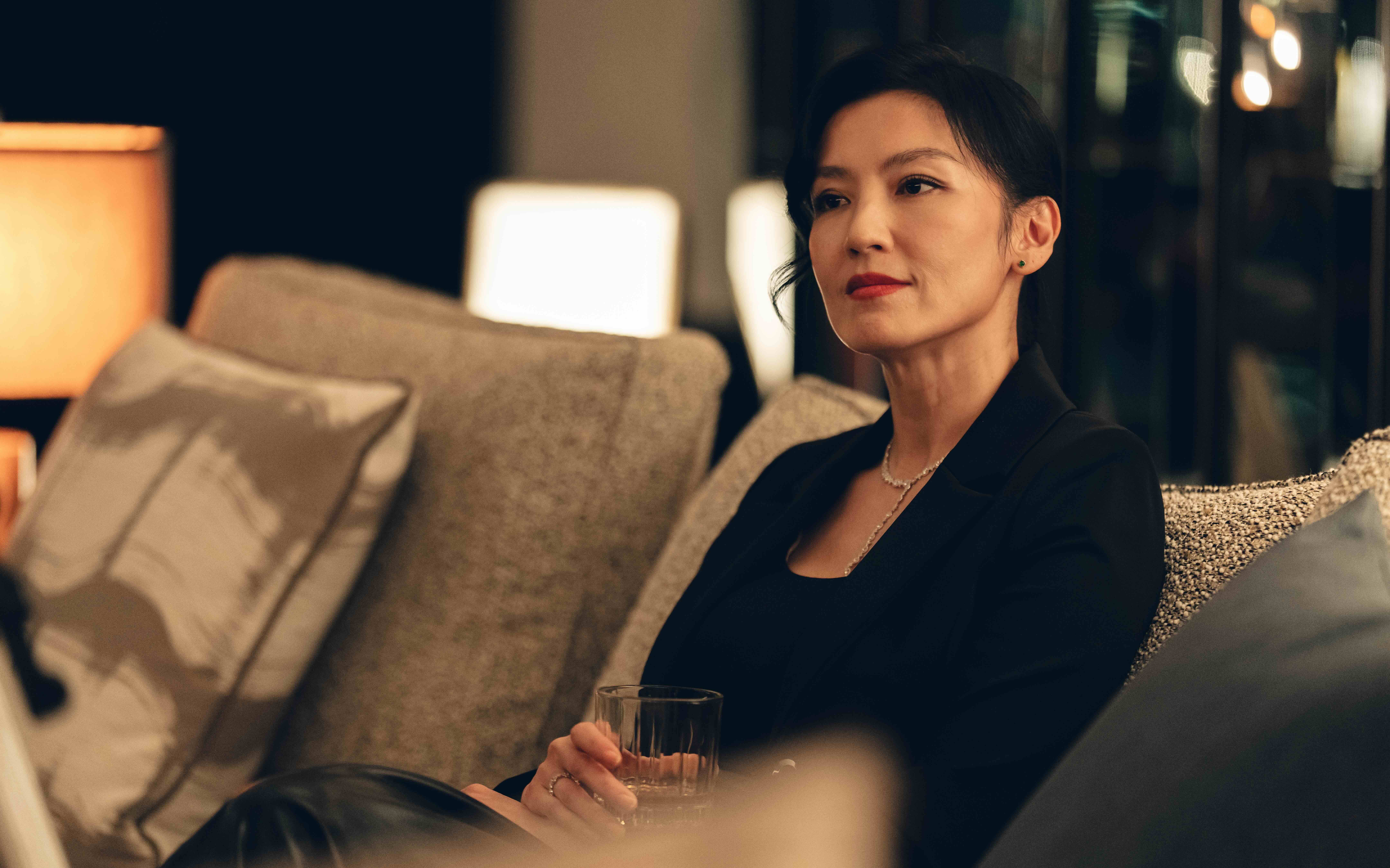 《黑白清道夫》反派現身，林熙蕾一改氣質女神「大姐大上身」。（圖／Netflix）