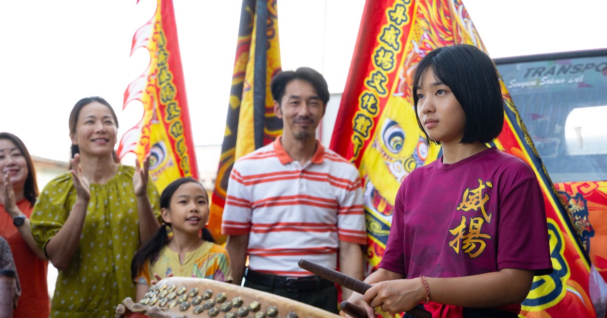 湯詠絮（右起）在《沙央》飾演醒獅鼓女孩珊珊，與李李仁、王愛玲飾演的父母有深刻而細膩的情感交流。（圖／甲上娛樂）