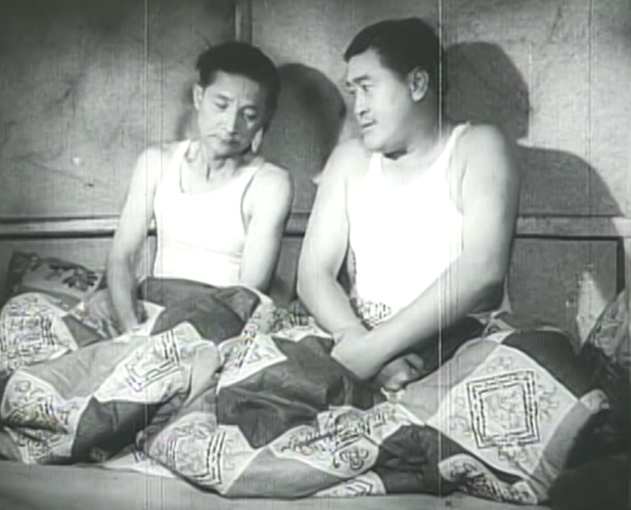 台語喜劇演員矮仔財（圖左）在《流浪補雨傘》（1966）和戽斗（圖右）默契合作雙人喜劇。（圖／國家電影及視聽文化中心）
