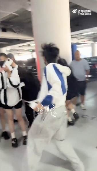 余宇涵被私生拉開車門後,直接下車搧巴掌、踹人,而私生還繼續拍攝。(圖/翻攝自微博)
