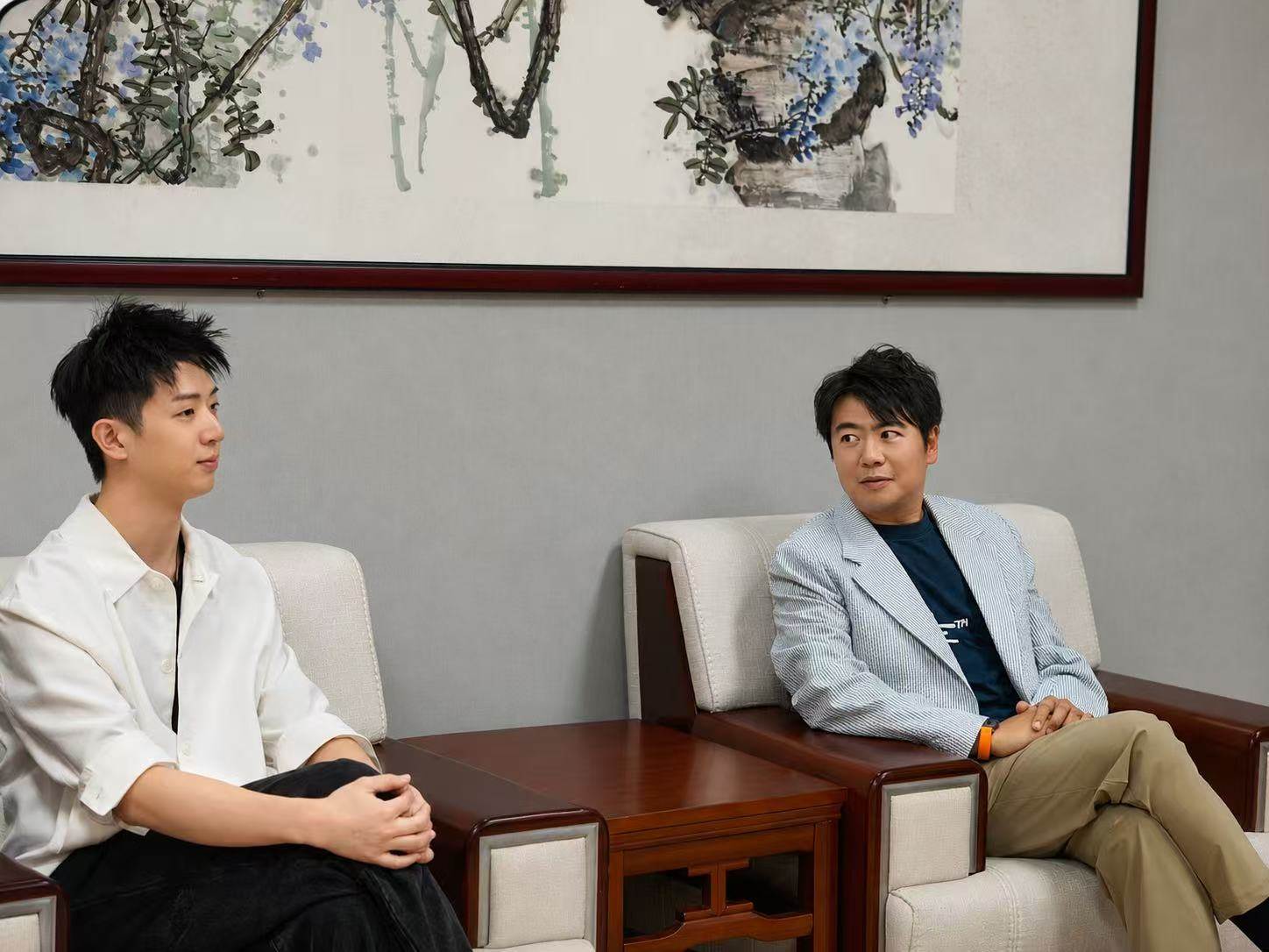 林亭翰與郎朗聊天發現與郎朗愛妻吉娜·愛麗絲「同年同月同日生」意外巧合。（圖／海上月光仲夏夜音樂會提供）