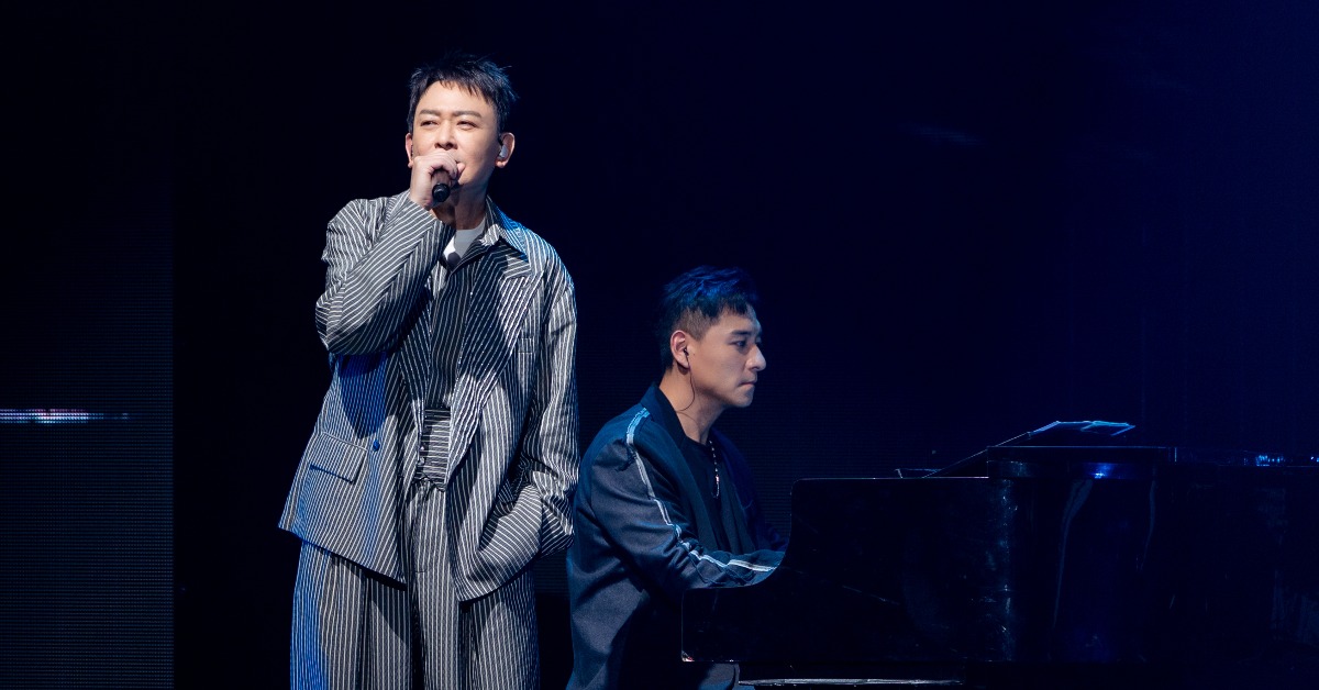鄭人碩為王識賢伴奏。（圖／曼尼娛樂提供）