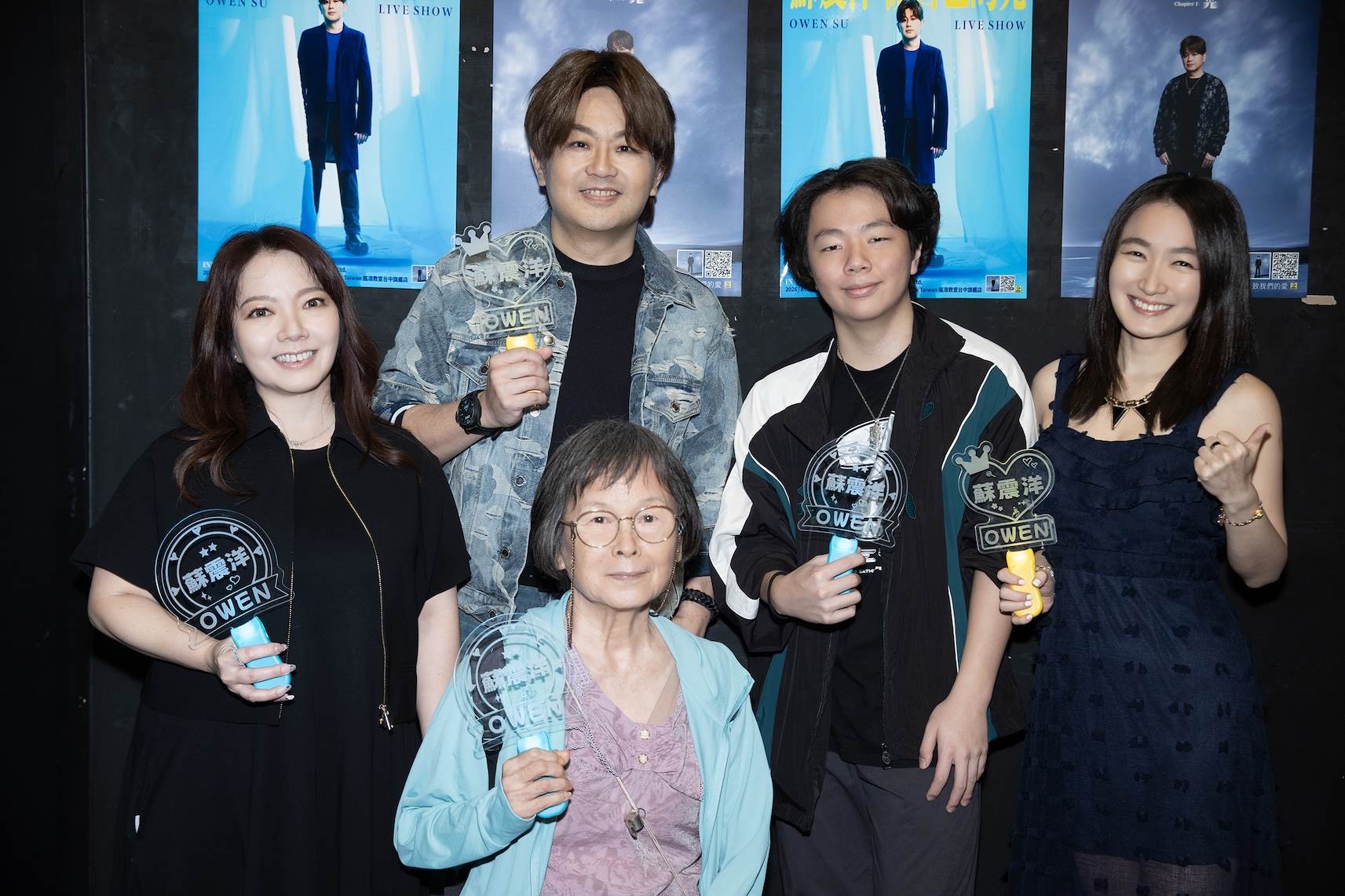 蘇震洋親人都到場支持（前坐：蘇媽媽，後左起：Jennifer、蘇震洋、Danny、小姨子）。（圖／綵星娛樂提供）