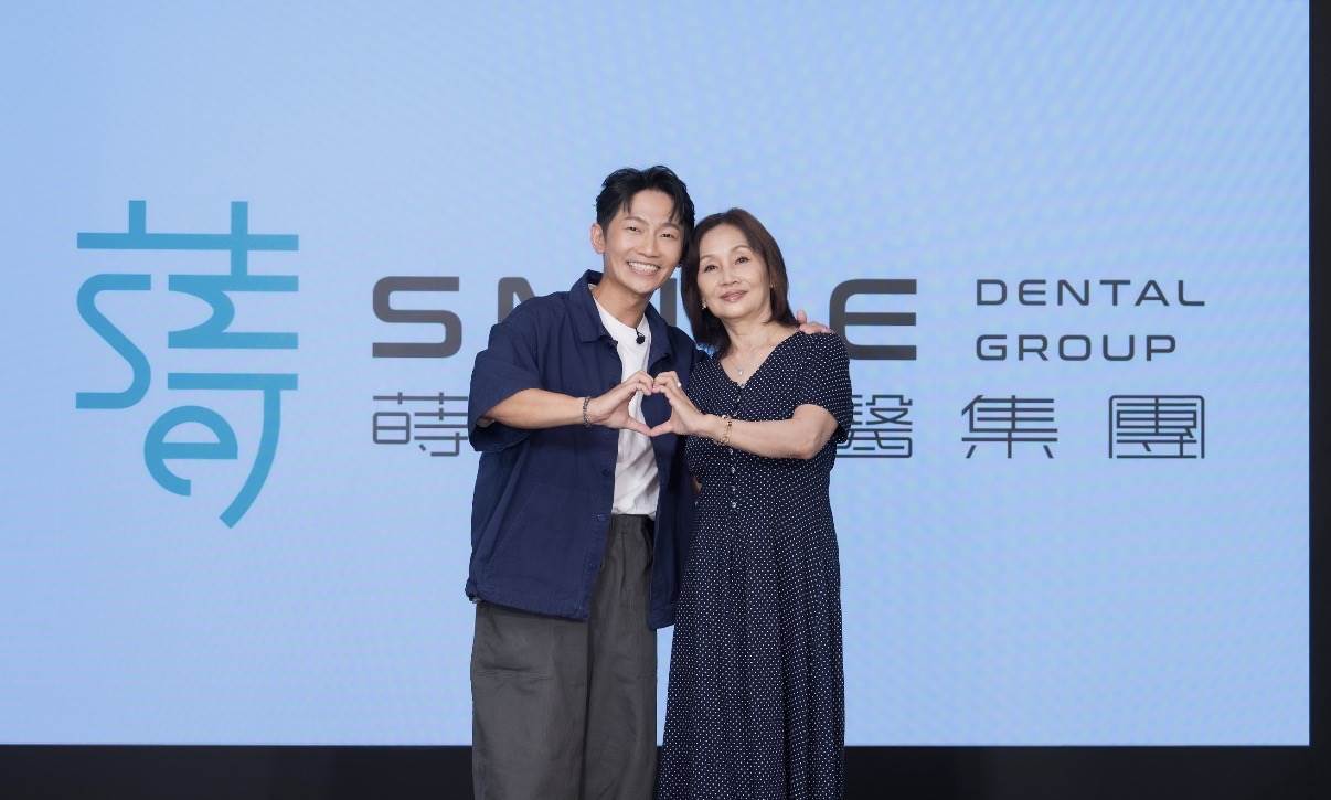 蔡昌憲帶著媽媽一同出席活動。（圖／蒔美牙醫集團提供）