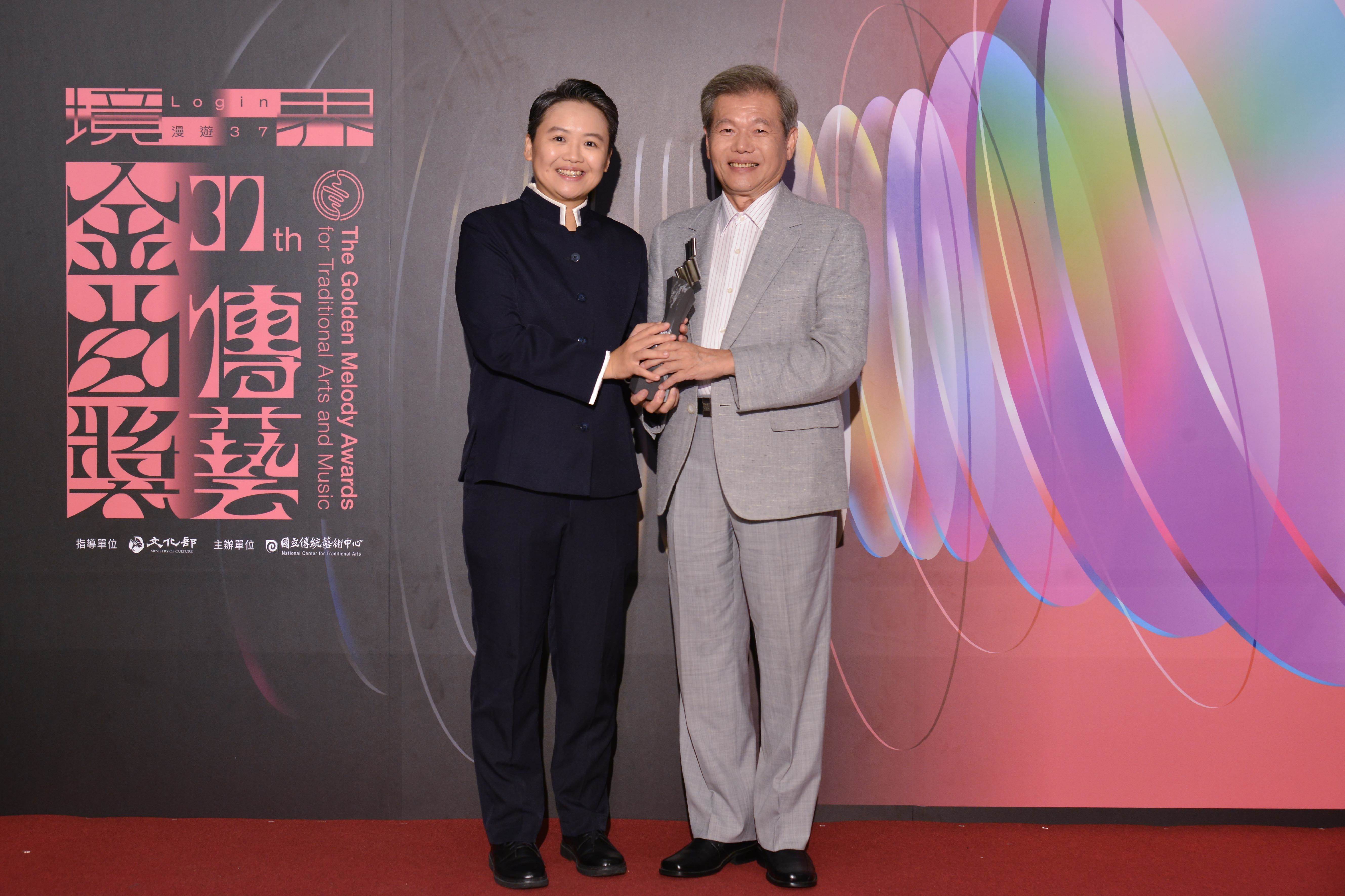 榮興客家採茶劇團《新新》榮獲「最佳音樂設計獎」，鄭榮興（右）、鍾繼儀（左）獲獎。（圖／國立傳統藝術中心）