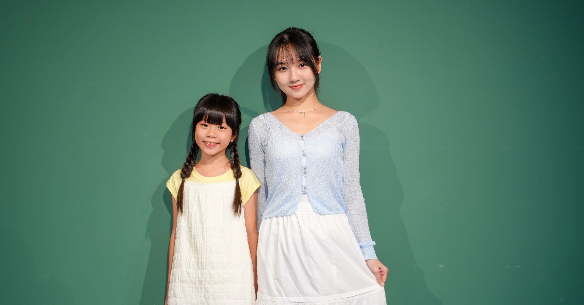 何宥霏（左）、謝語恩在劇中一起飾演小茵茵。（圖／大愛）
