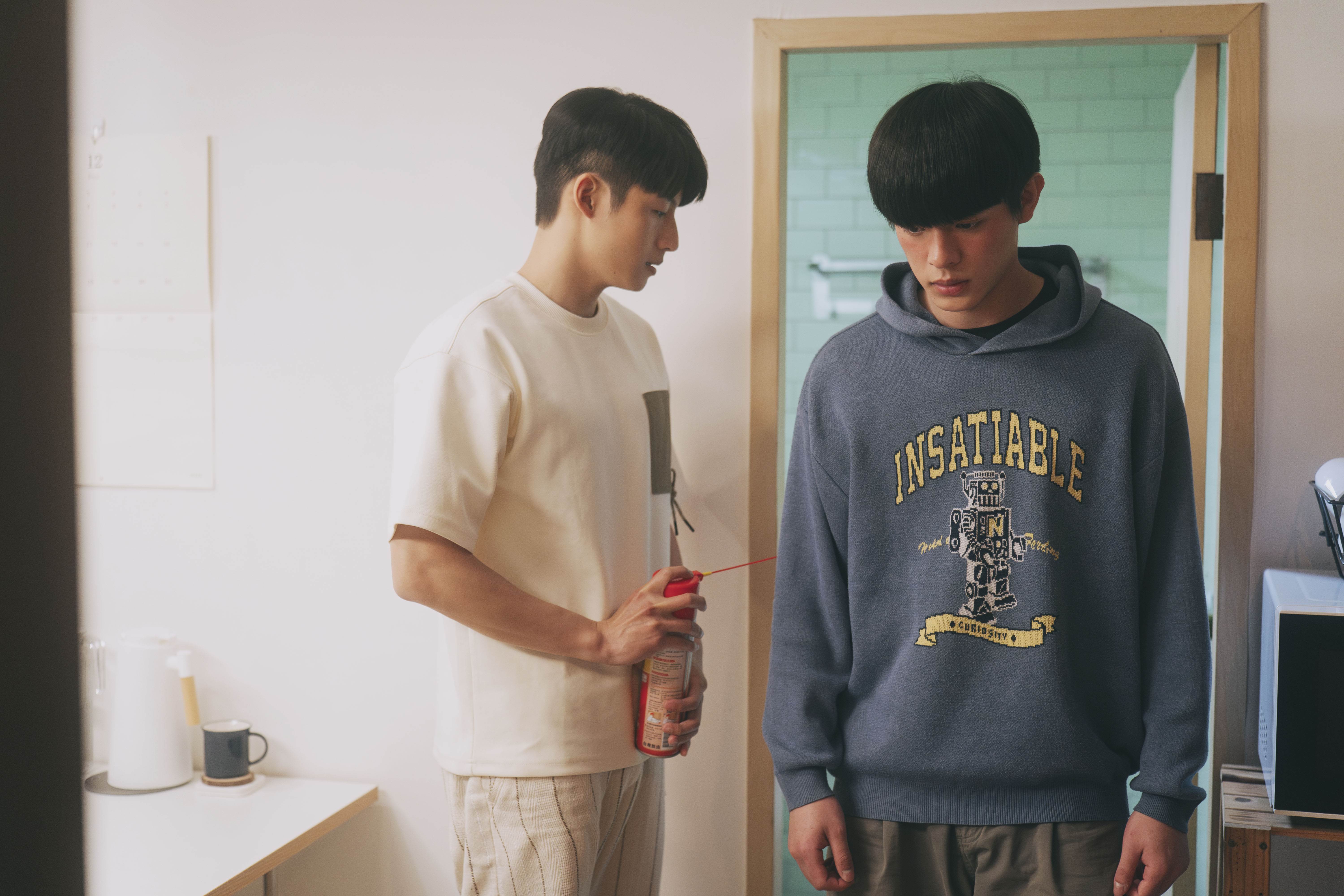 大緯（劉育仁飾）與佳凱（邱以太飾）兩人接吻後，佳凱打完蟑螂後，兩人間瀰漫著一股曖昧氛圍。（圖／瀚草影視）