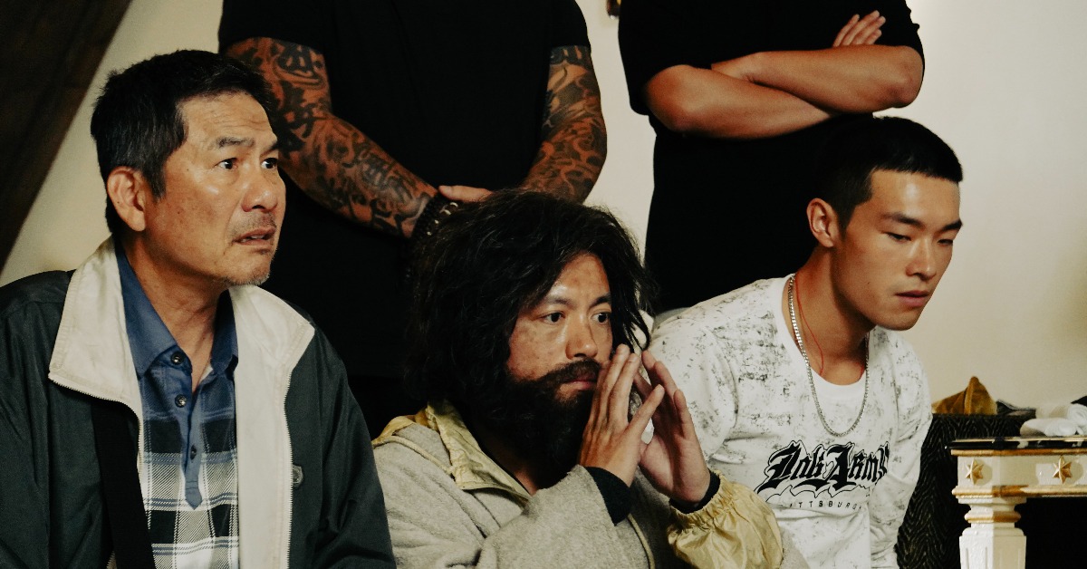 電影《大仙尪仔》講述由洪都拉斯（左）、范逸臣（中）、牧森（右）飾演的三名街友，意外捲入黑道追殺的混亂旅程。（圖／公視台語台）